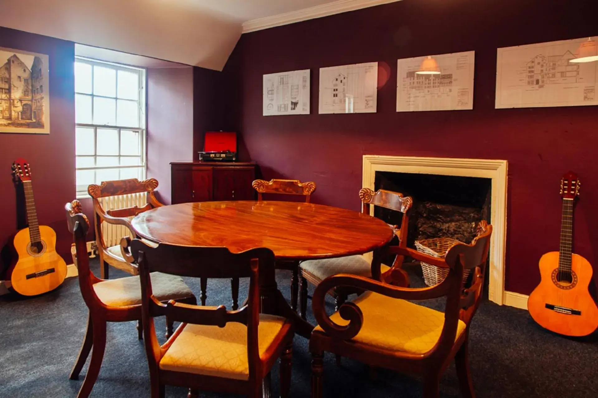 Communal lounge/ TV room, Dining Area in Dundee Backpackers Hostel