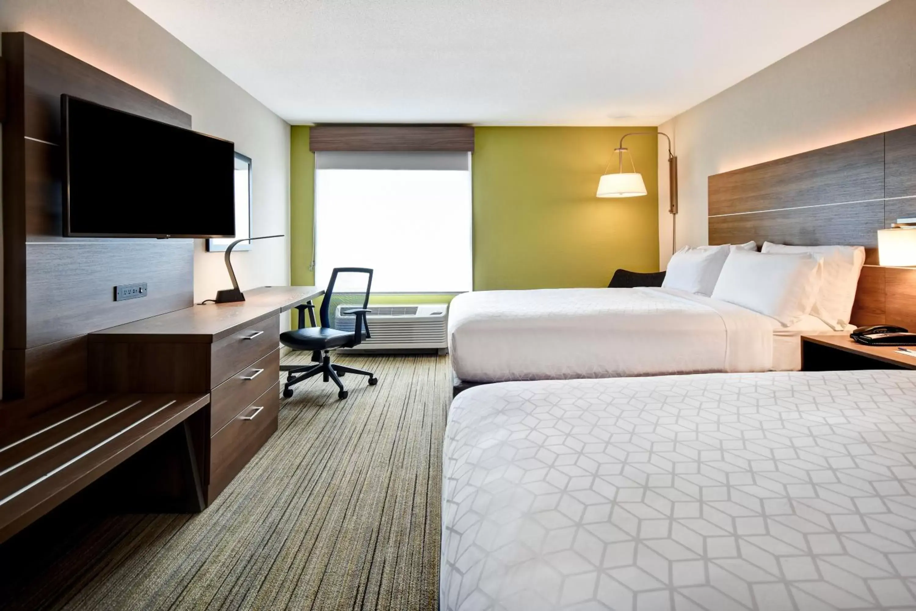Photo of the whole room, Bed in Holiday Inn Express Newport North - Middletown, an IHG Hotel