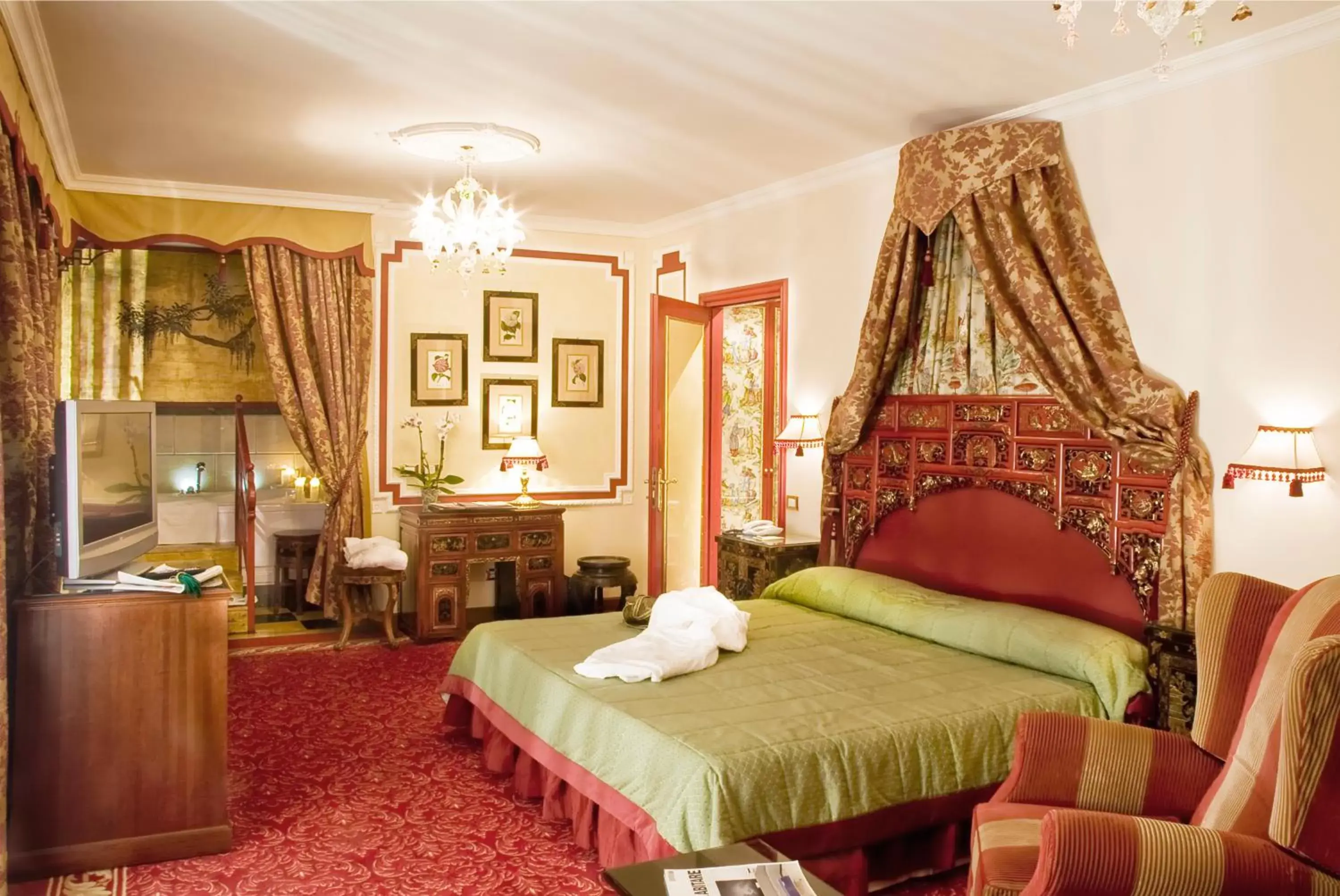 Photo of the whole room, Bed in Grand Hotel des Iles Borromées & SPA