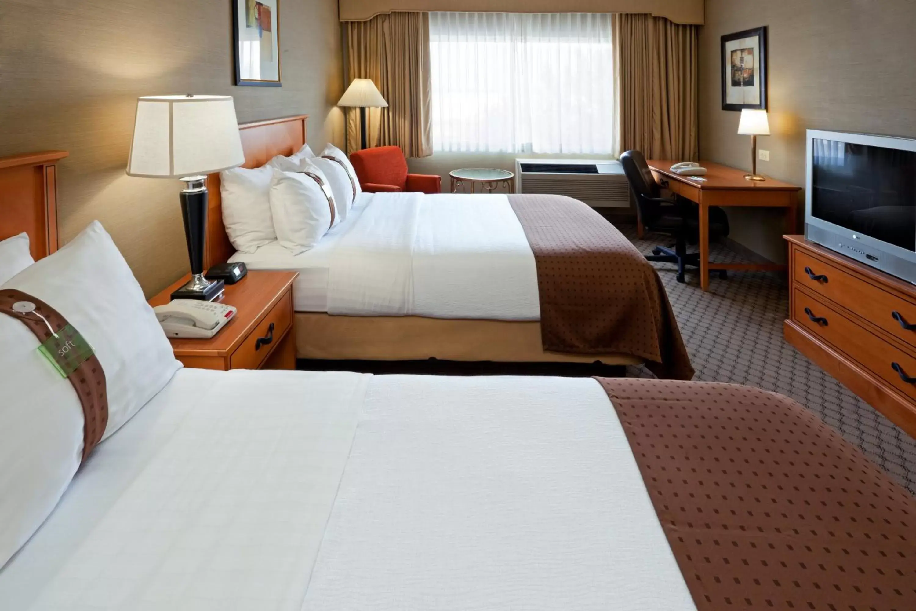 Photo of the whole room, Bed in Holiday Inn Philadelphia South-Swedesboro, an IHG Hotel