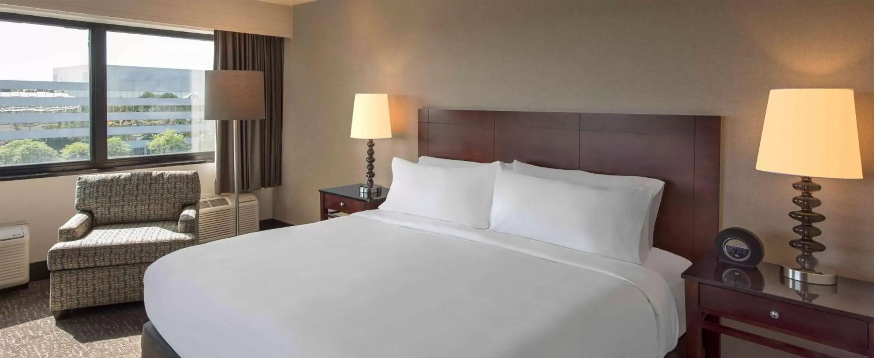 Bed in DoubleTree by Hilton Hotel Chicago - Schaumburg