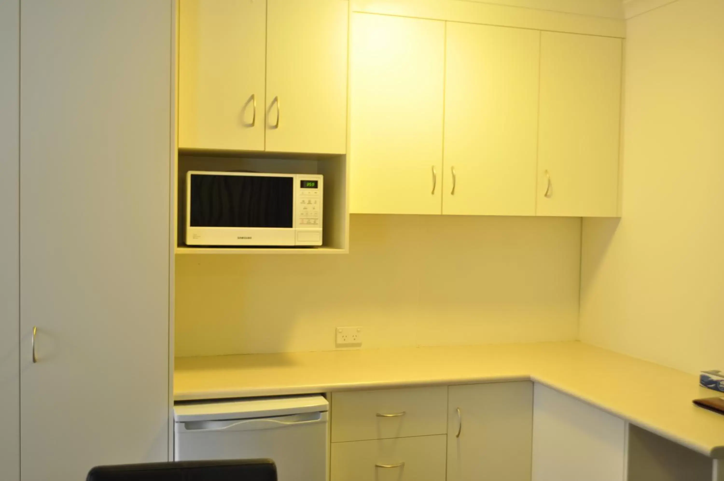 Kitchen or kitchenette, Kitchen/Kitchenette in Albury Burvale Motor Inn