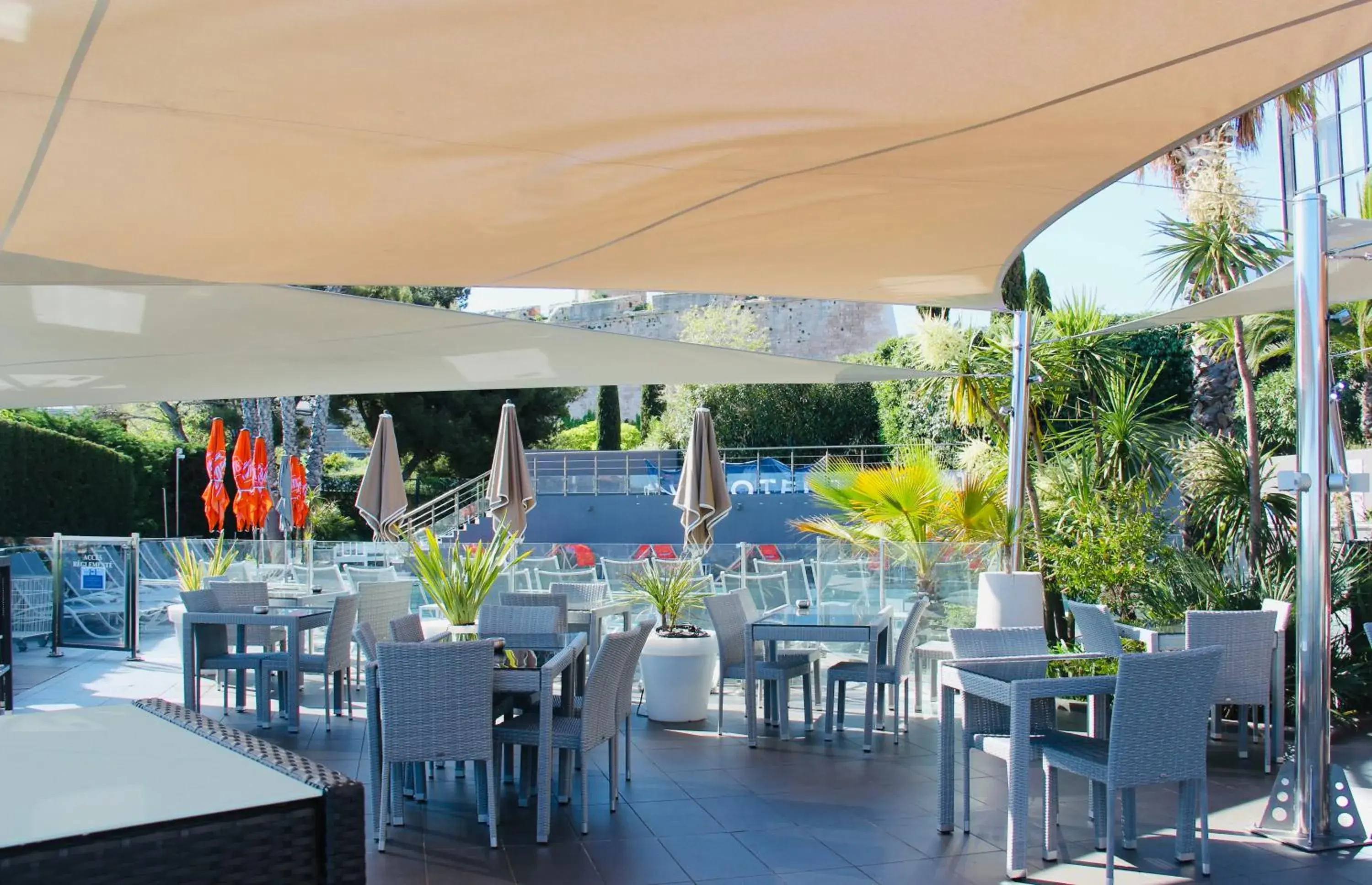 Patio, Restaurant/Places to Eat in Novotel Marseille Vieux Port