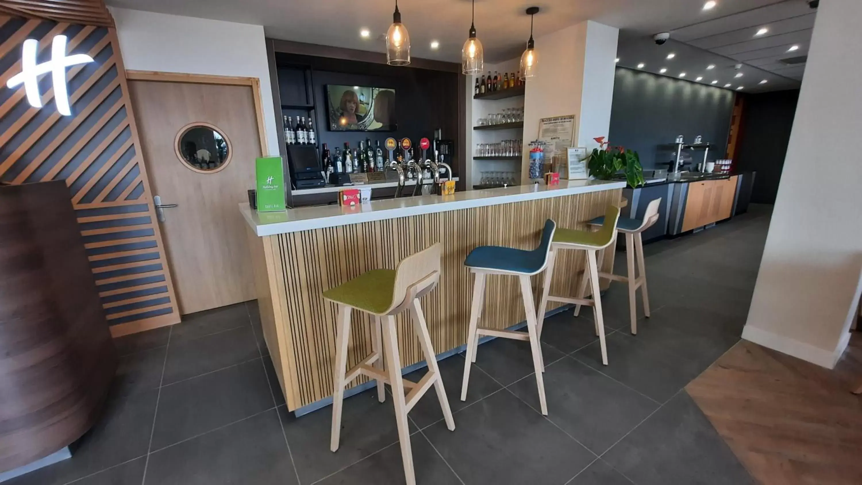 Coffee/tea facilities, Lounge/Bar in Holiday Inn Calais-Centre, an IHG Hotel