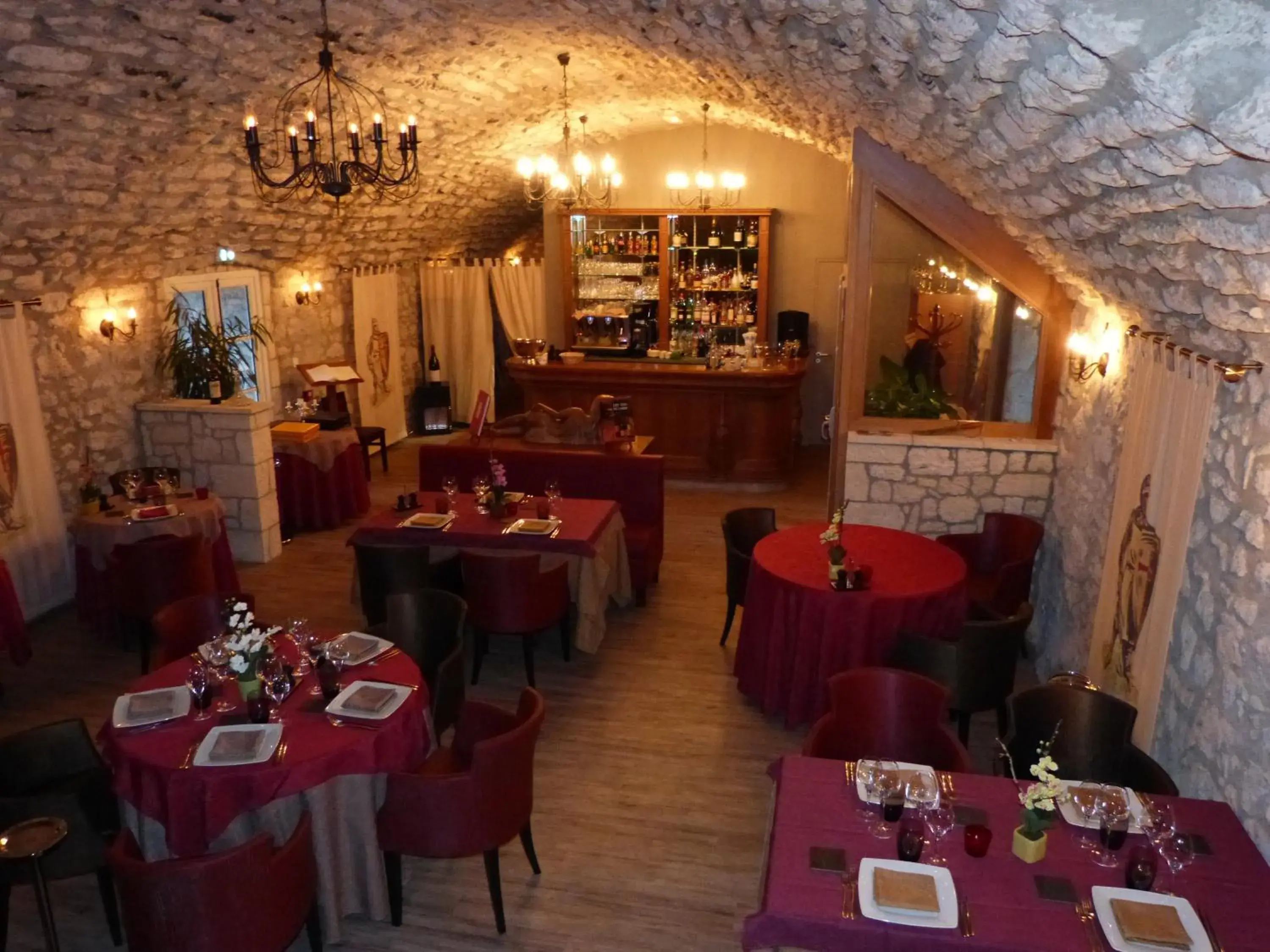Restaurant/Places to Eat in Le Relais Louis XI