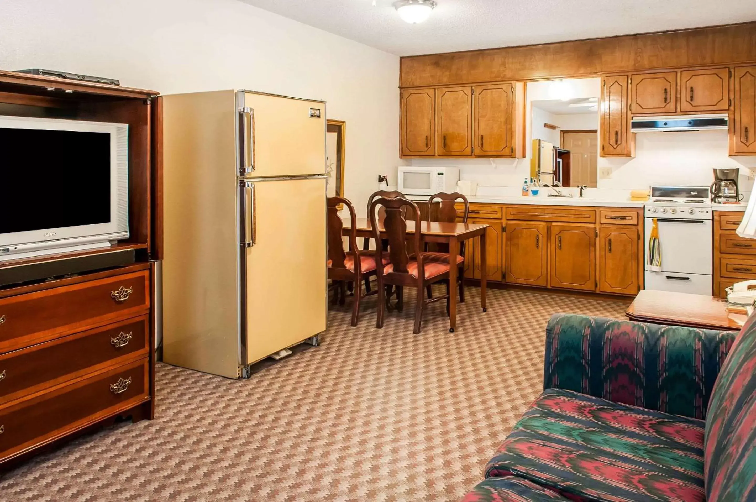 Photo of the whole room, Kitchen/Kitchenette in Econo Lodge Eagle Nest