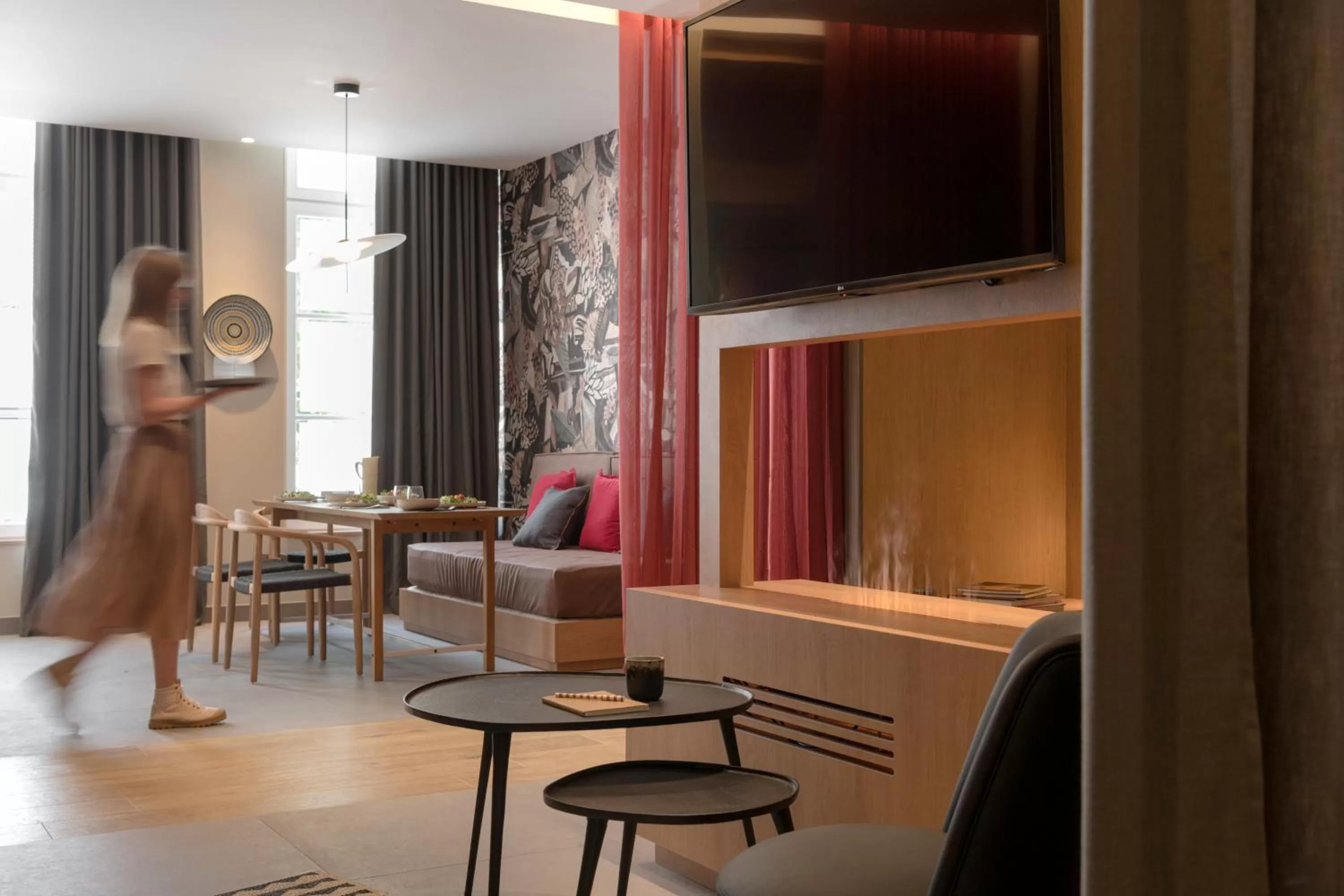 People, TV/Entertainment Center in MiHotel Sala