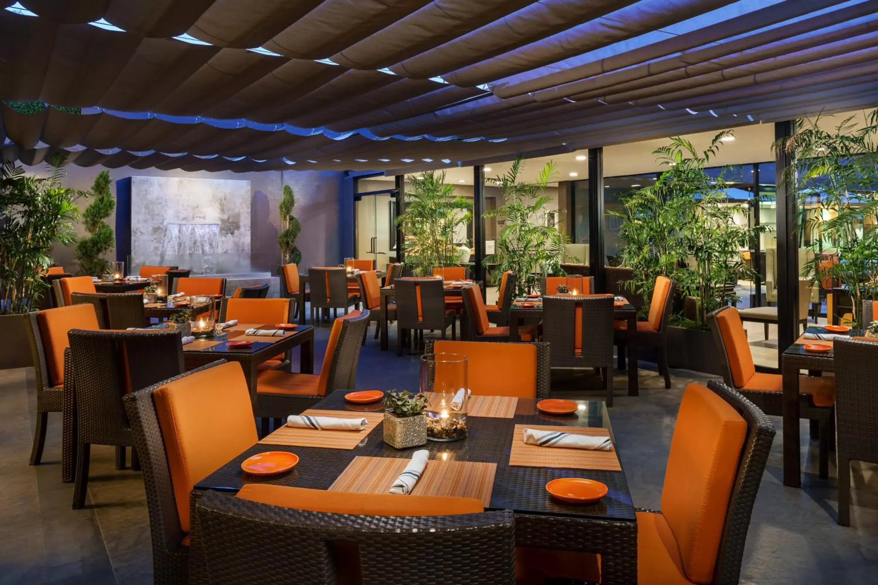 Restaurant/Places to Eat in Luxe Sunset Boulevard Hotel
