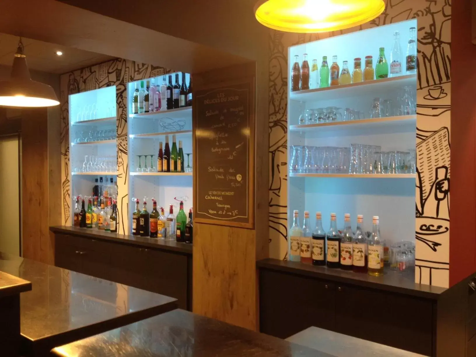 Lounge or bar in ibis Epinal Centre