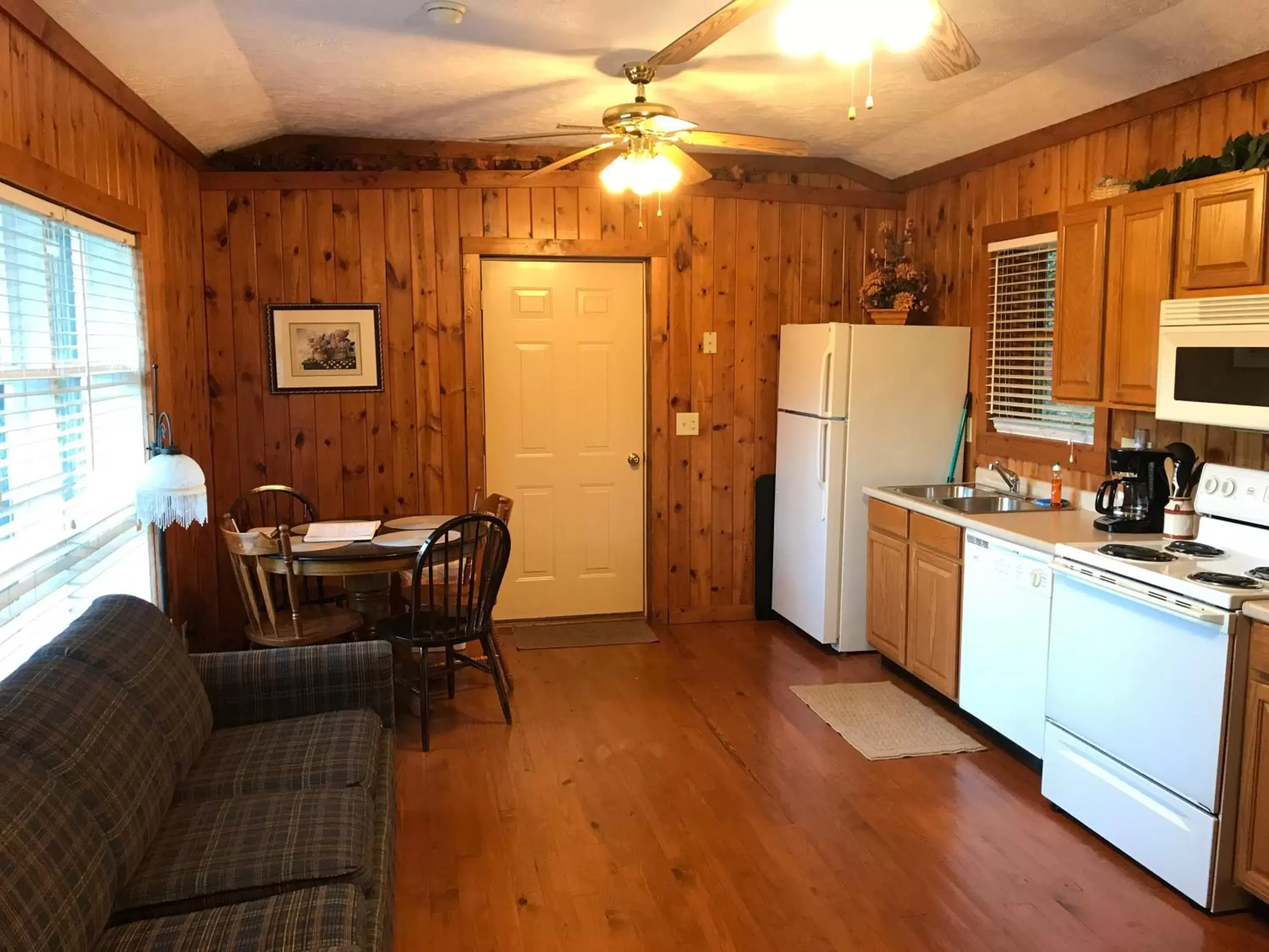 Photo of the whole room, Kitchen/Kitchenette in Mountain Aire Cottages & Inn