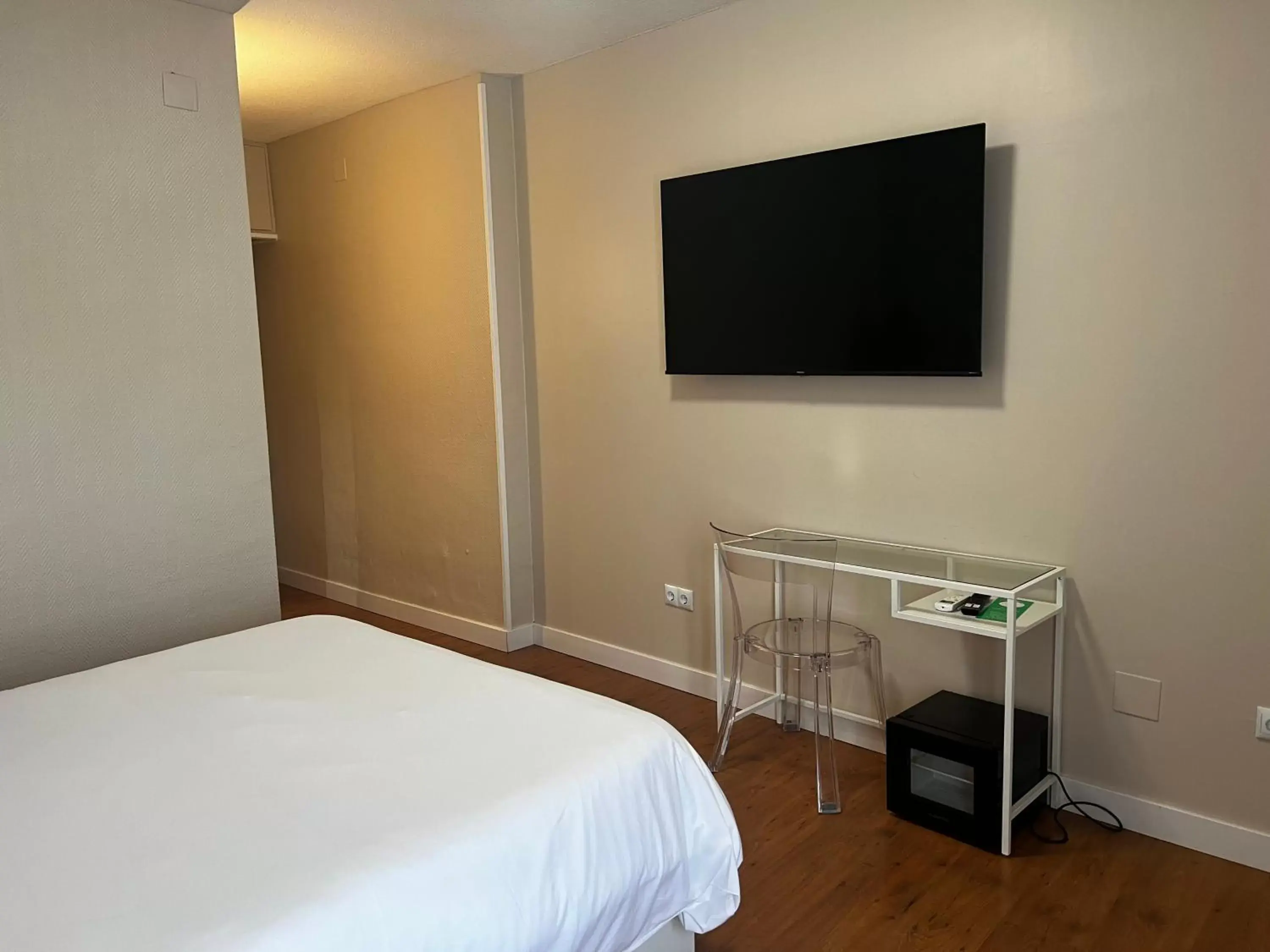 Bed, TV/Entertainment Center in Hotel Plaza Mayor