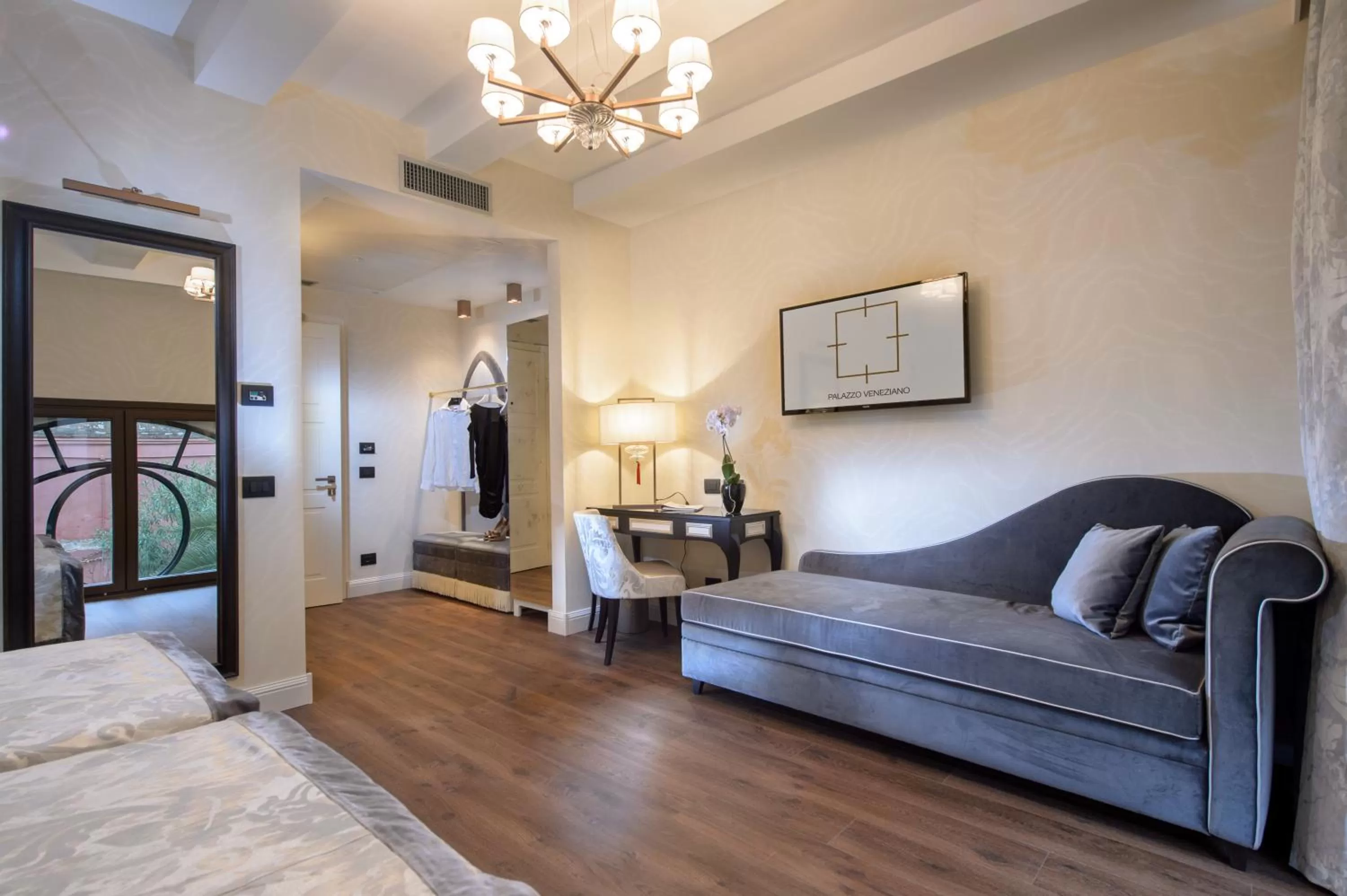 Bed in Palazzo Veneziano - Venice Collection