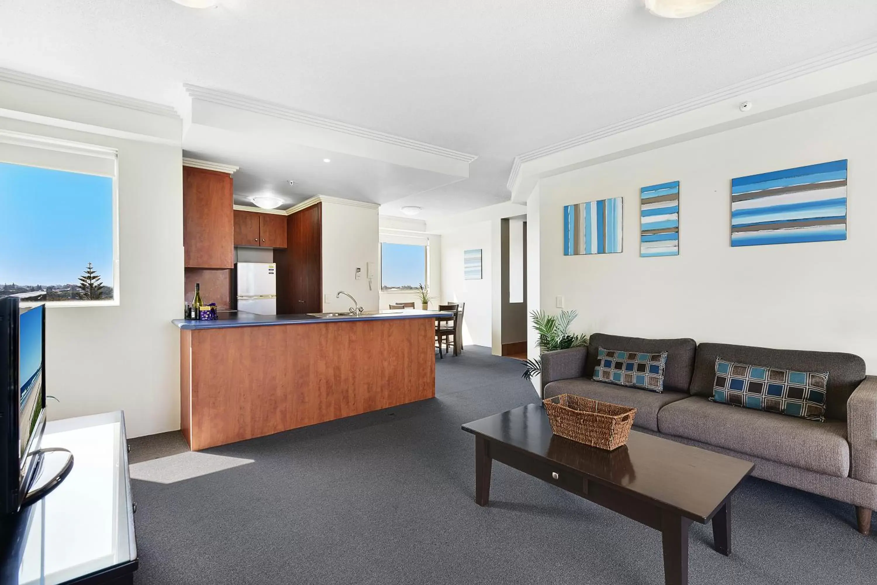 Kitchen or kitchenette, Lobby/Reception in Crystal Bay On The Broadwater