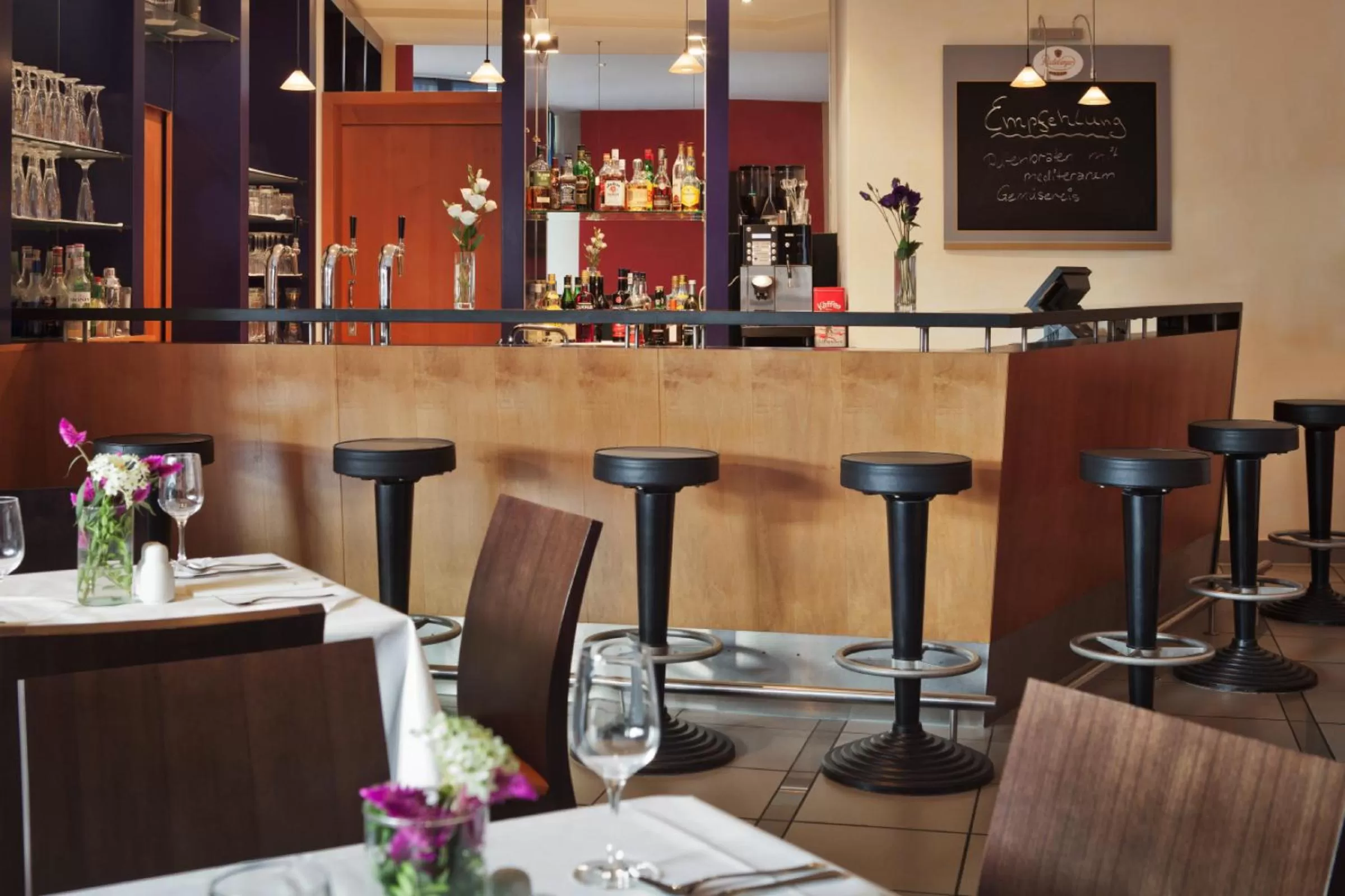 Lounge or bar in IntercityHotel Kassel