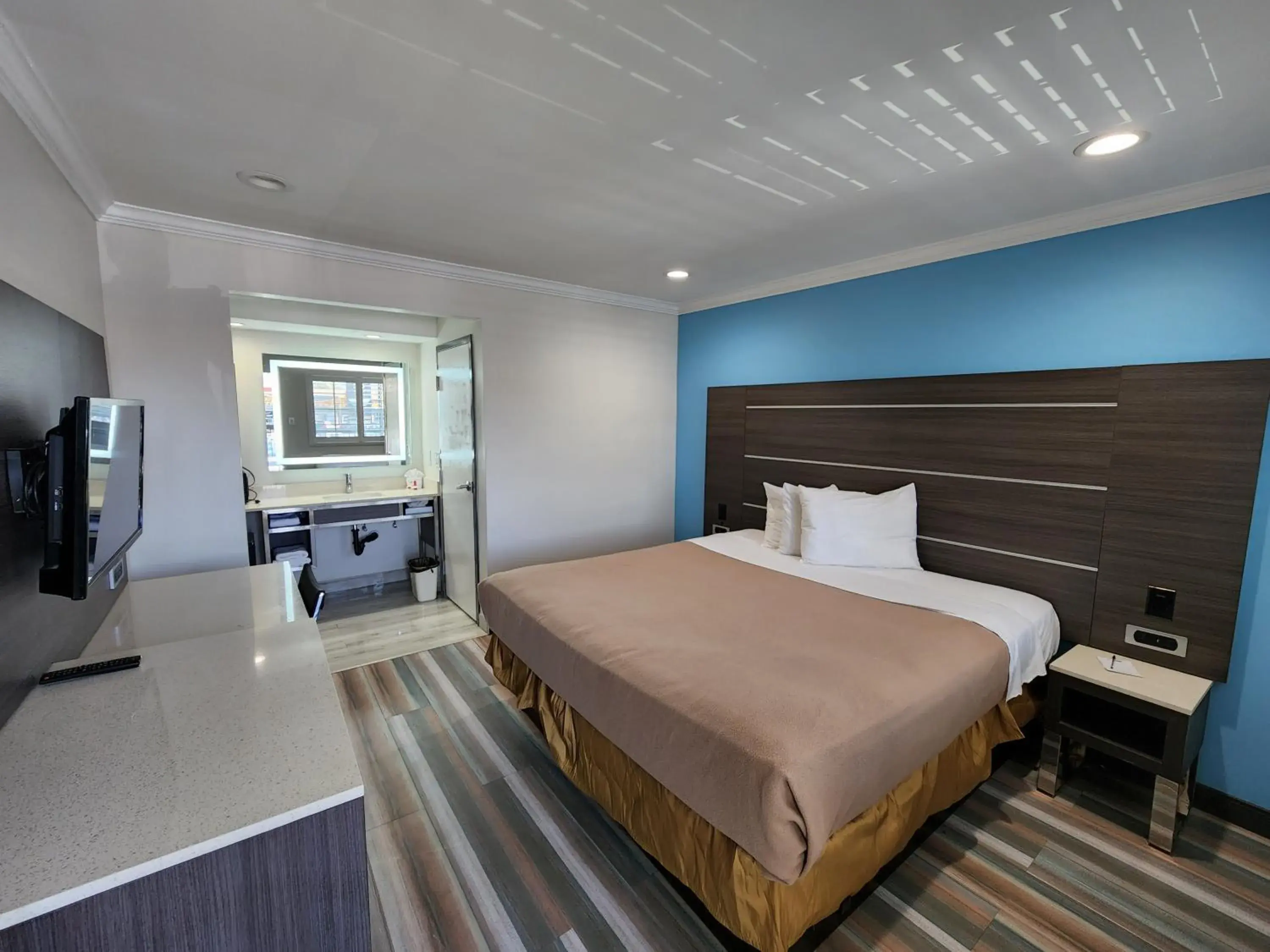 Bed in Travelodge Inn & Suites by Wyndham Fullerton