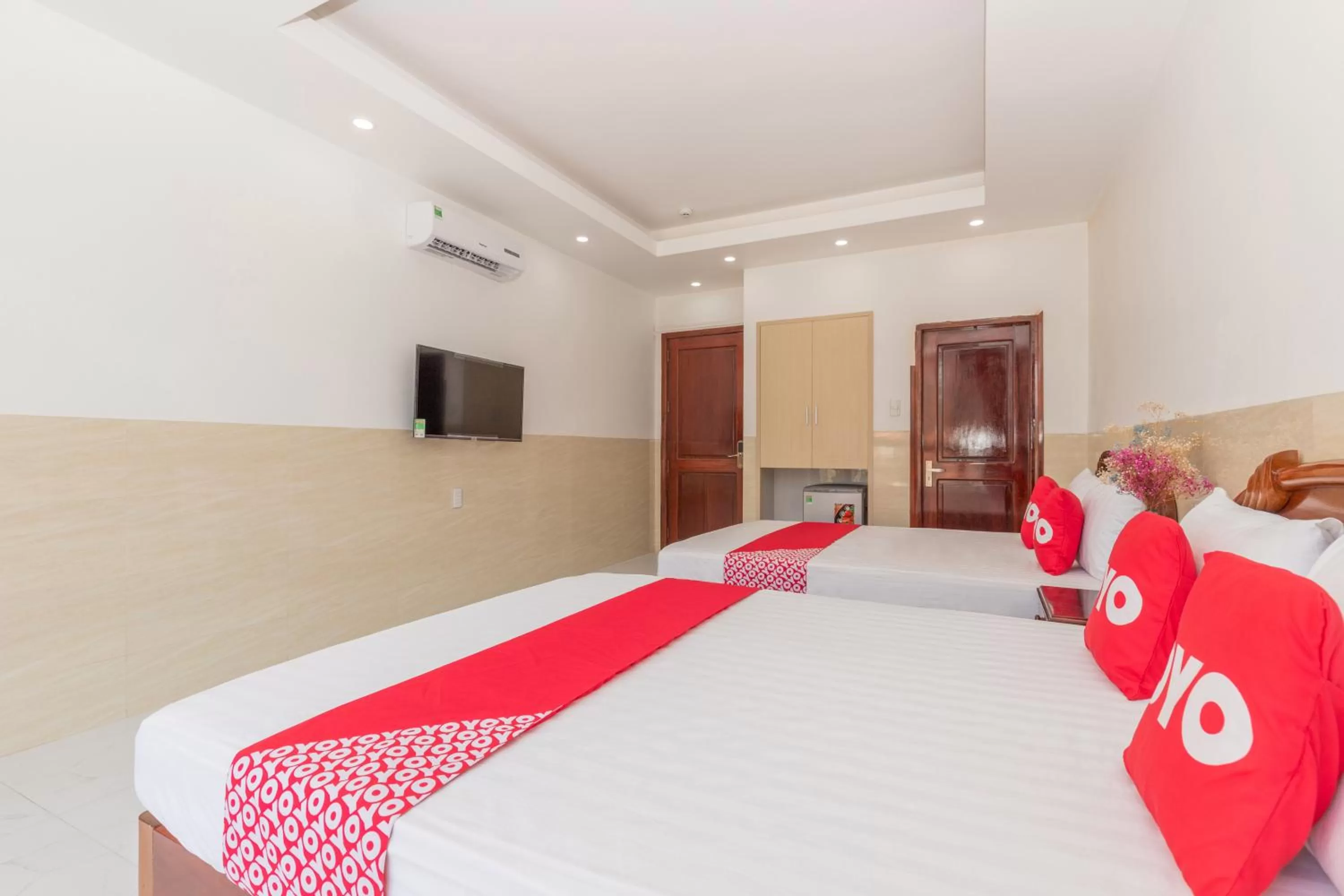 Photo of the whole room, Bed in Lien Thuy Hotel