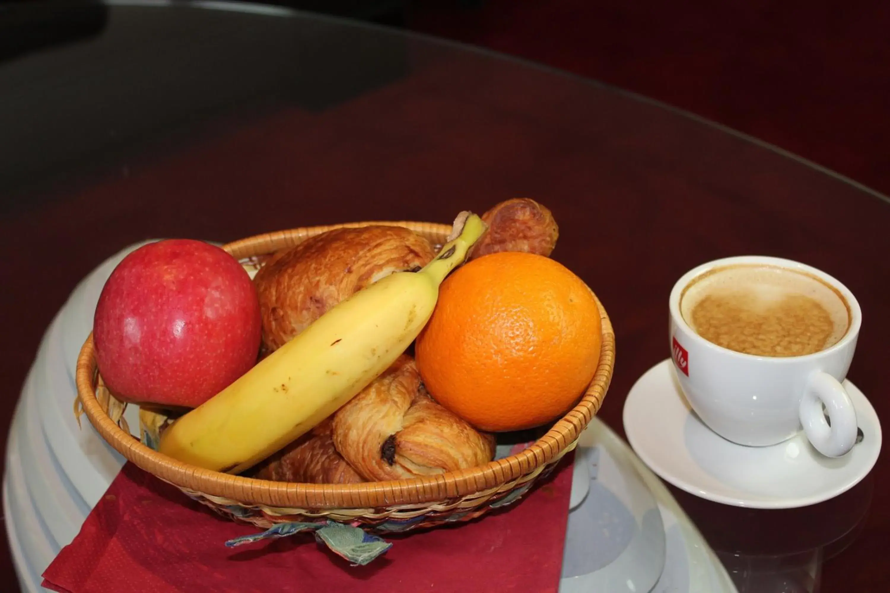 Food and drinks in Hotel Regina Montmartre