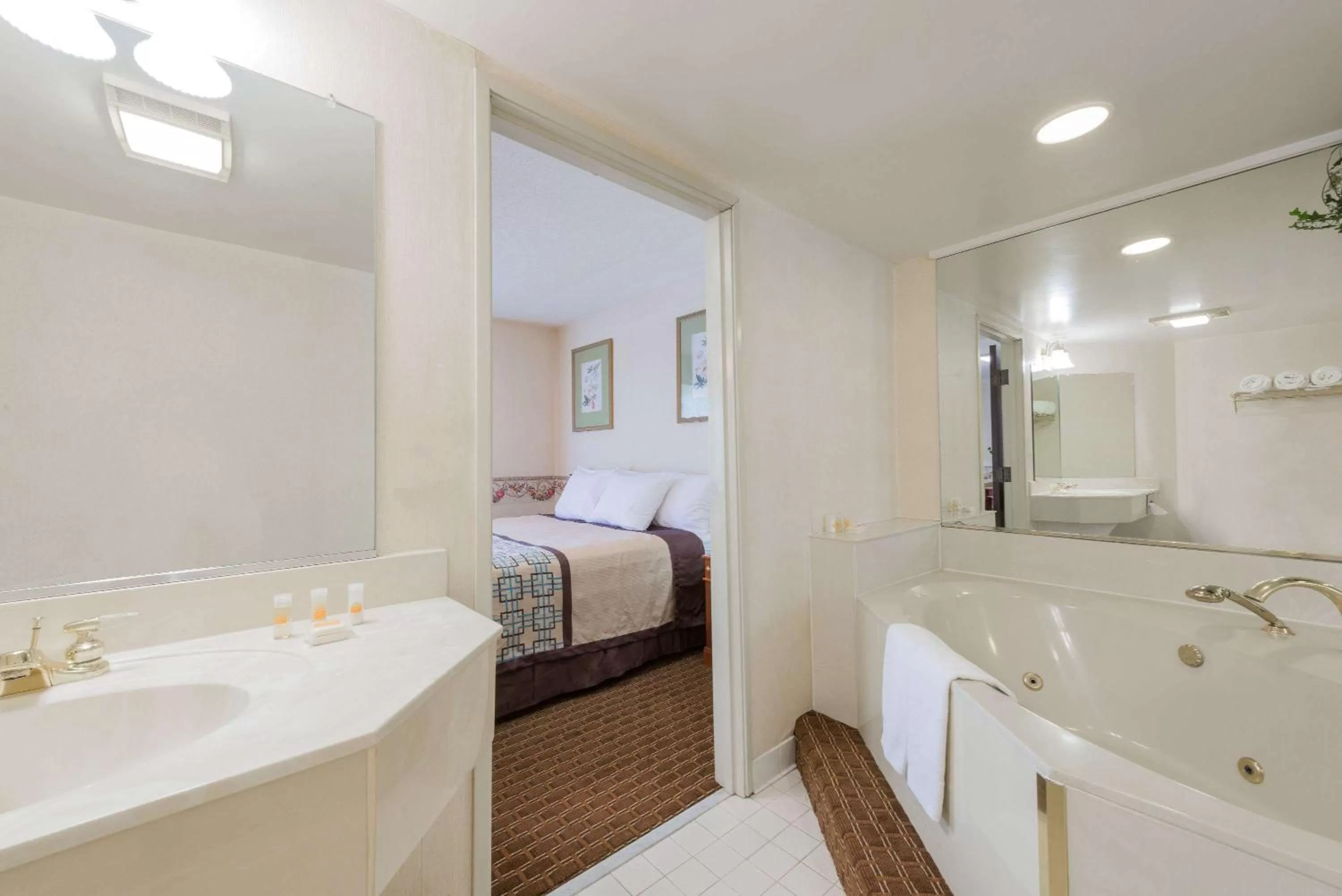 Photo of the whole room, Bed in Days Inn by Wyndham Yadkinville