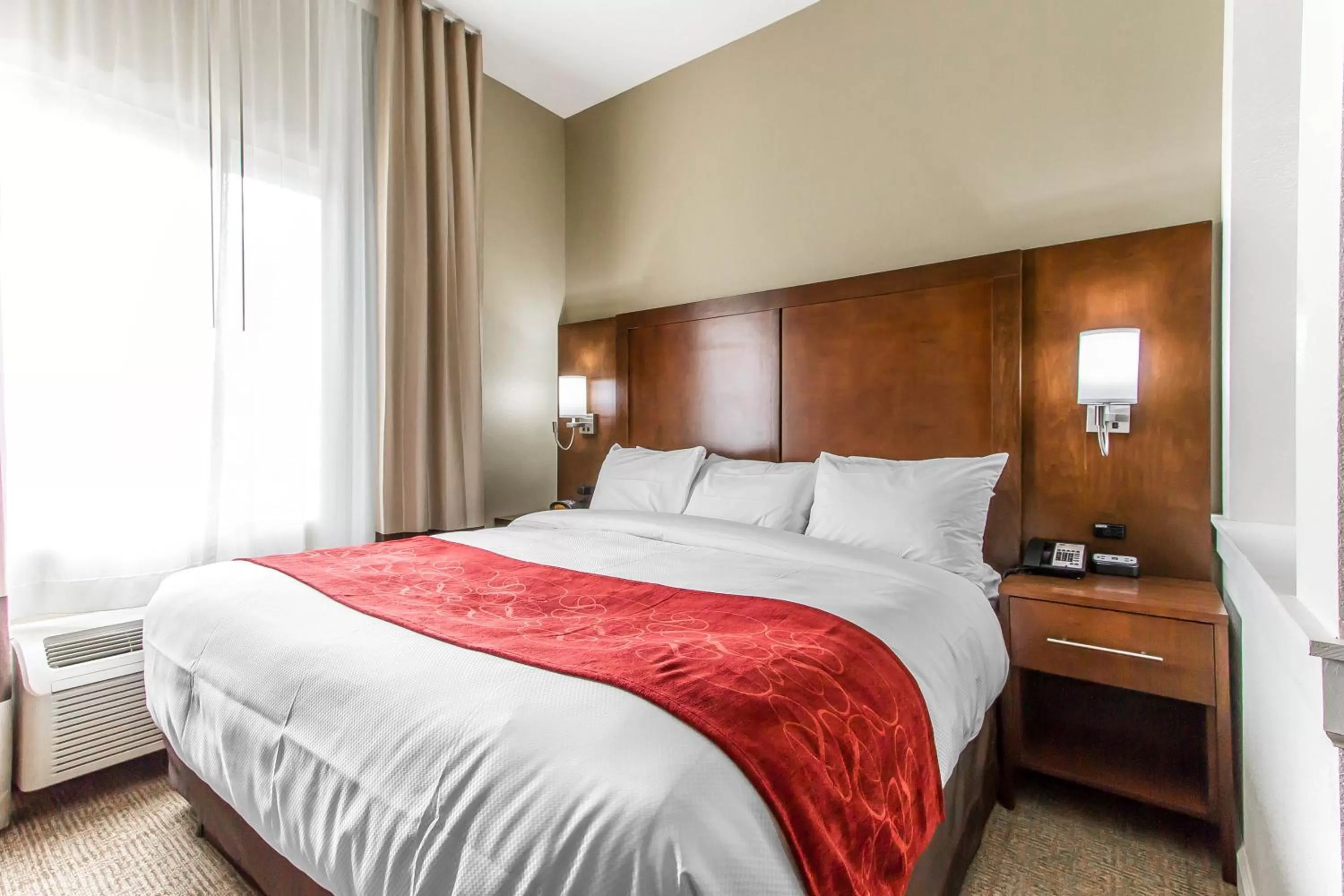 Photo of the whole room, Bed in Comfort Suites West Omaha