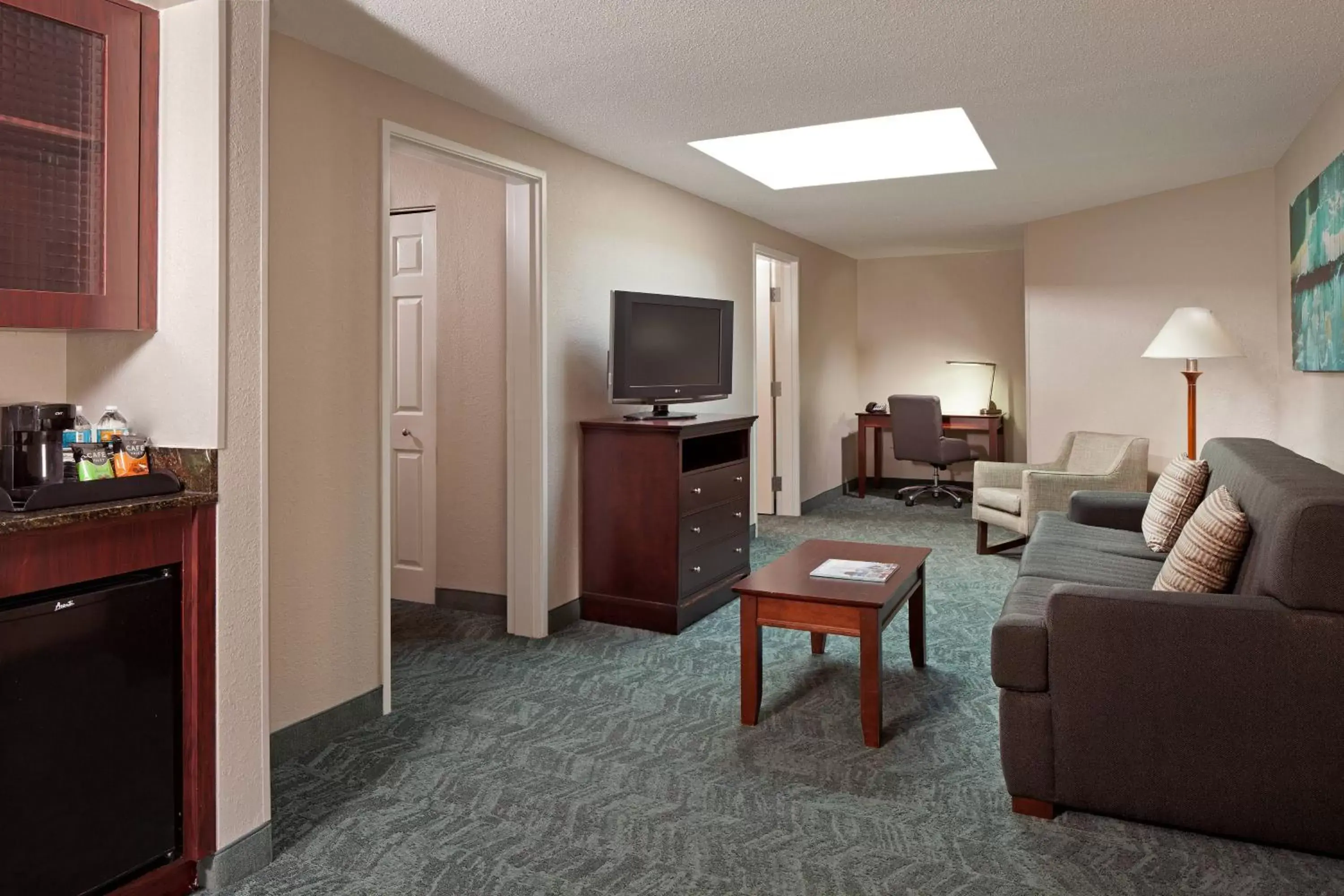 Living room, TV/Entertainment Center in SpringHill Suites by Marriott Baltimore Downtown/Inner Harbor