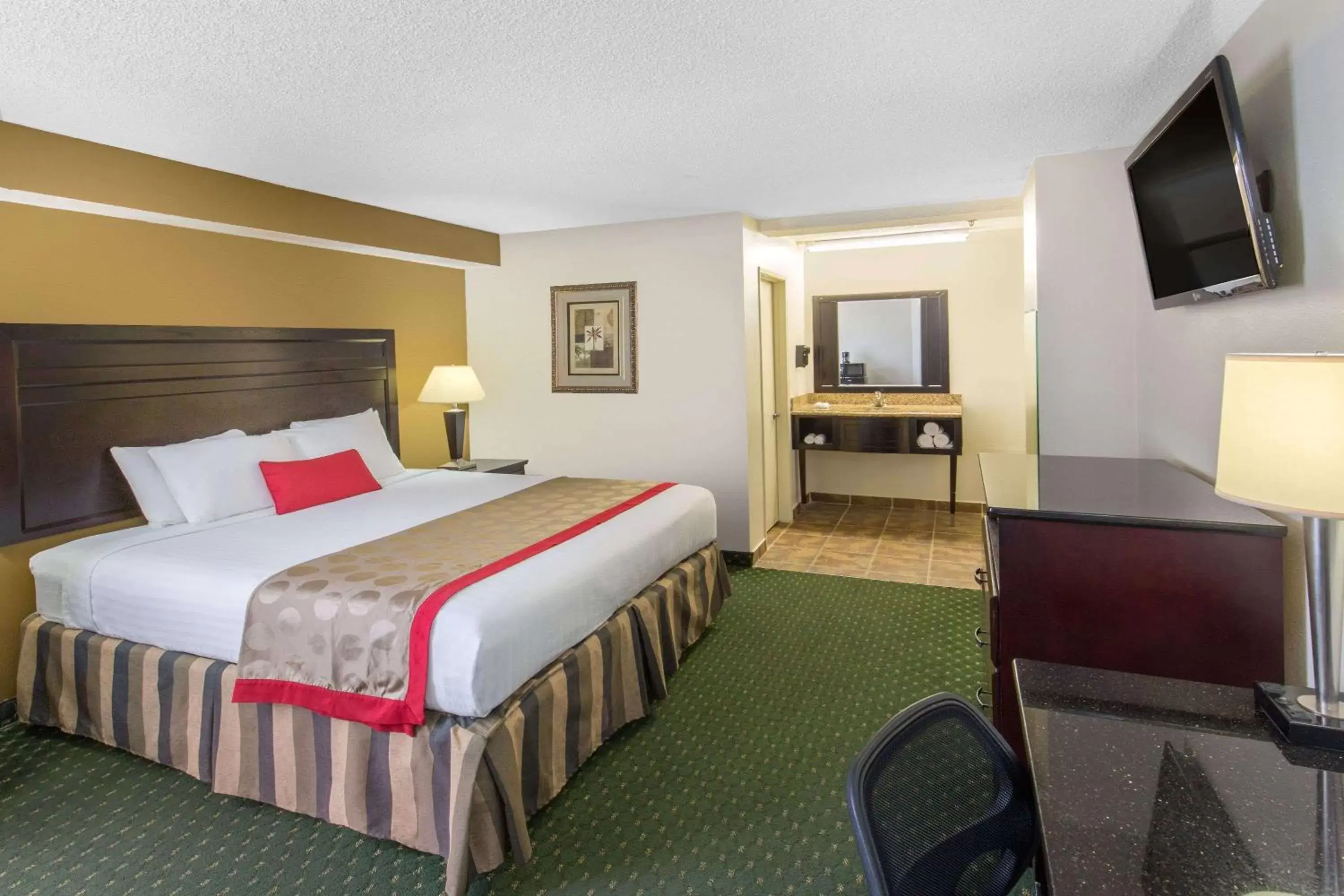 Photo of the whole room, Bed in Ramada by Wyndham Ontario