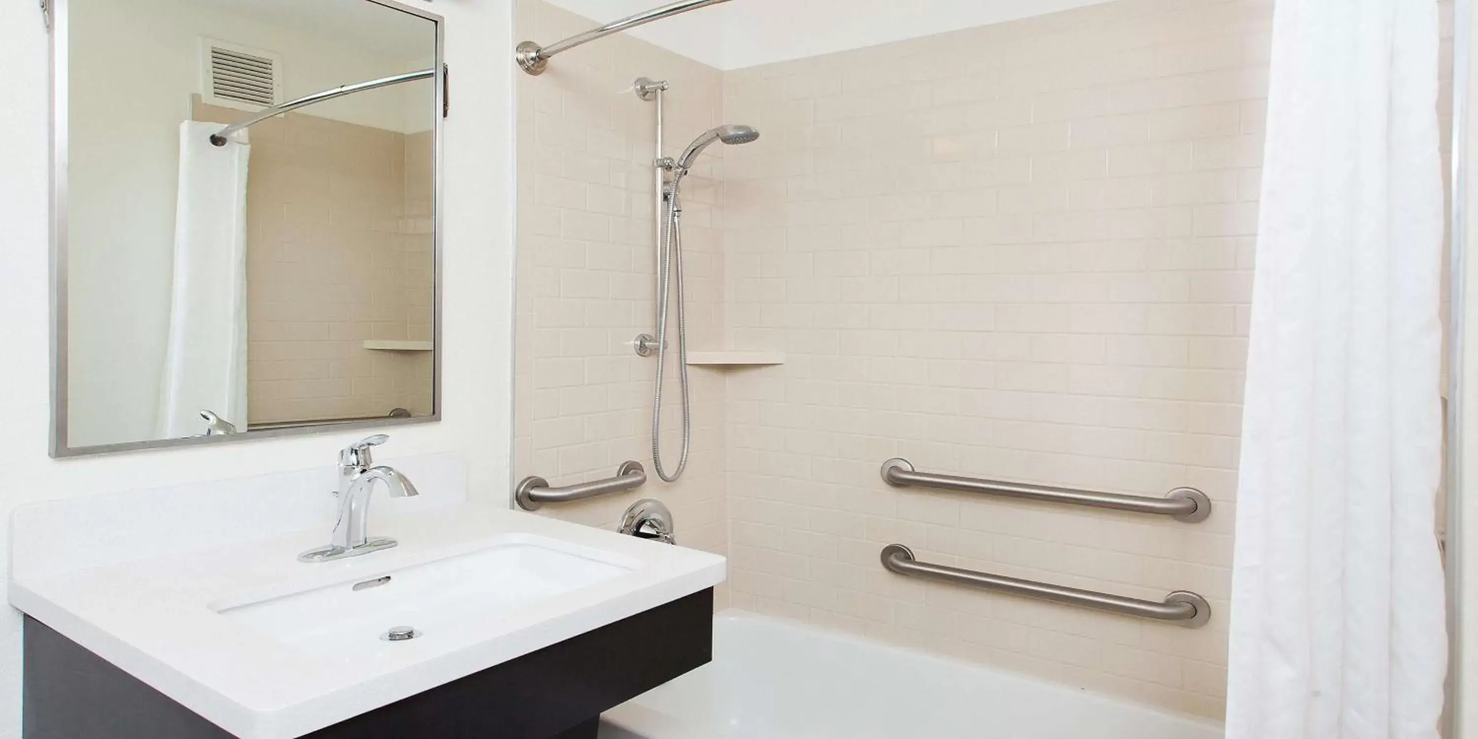 Bathroom in Sonesta Simply Suites Miami Airport Doral
