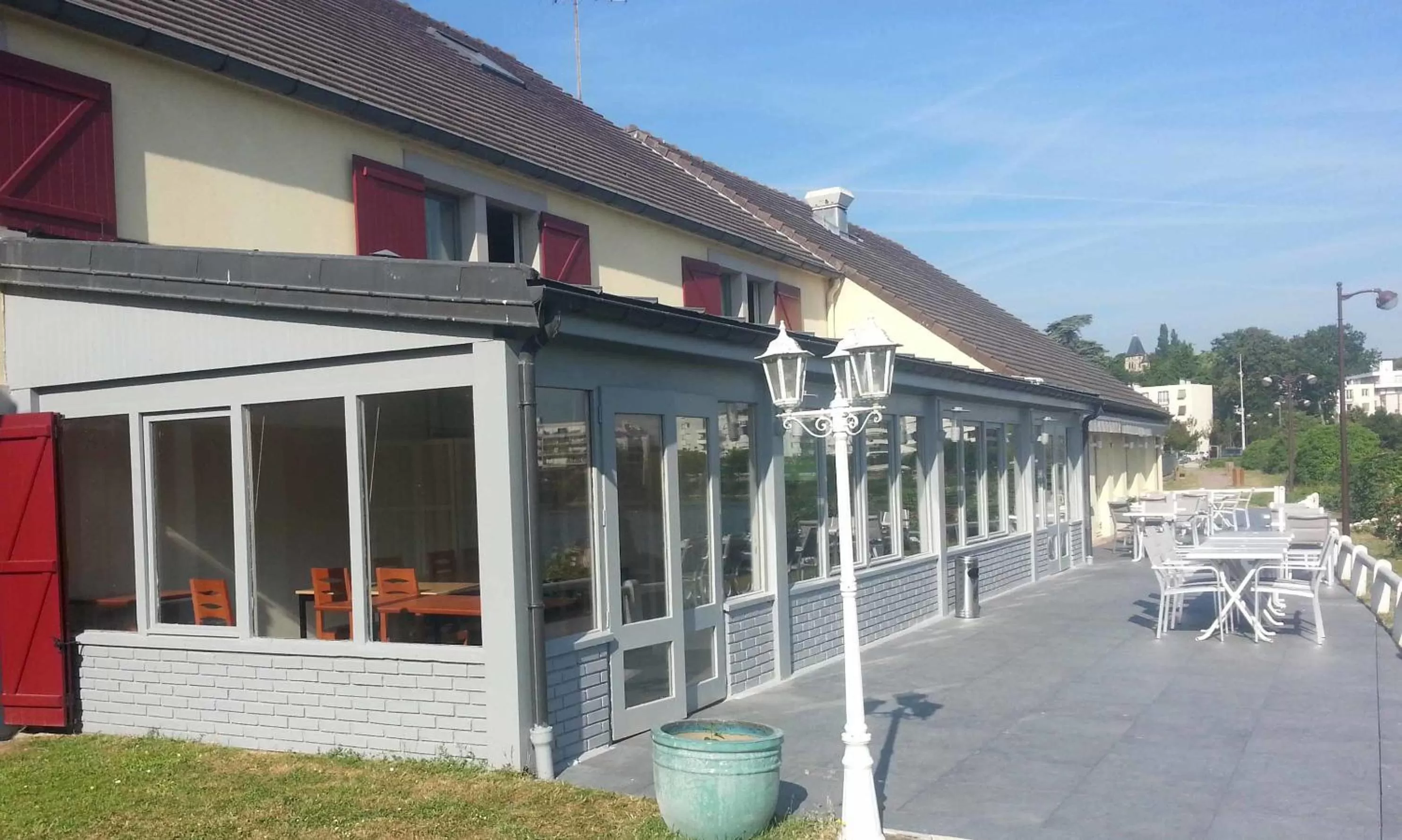 Balcony/Terrace in Logis - Hôtel & Restaurant des Lacs Paris Sud