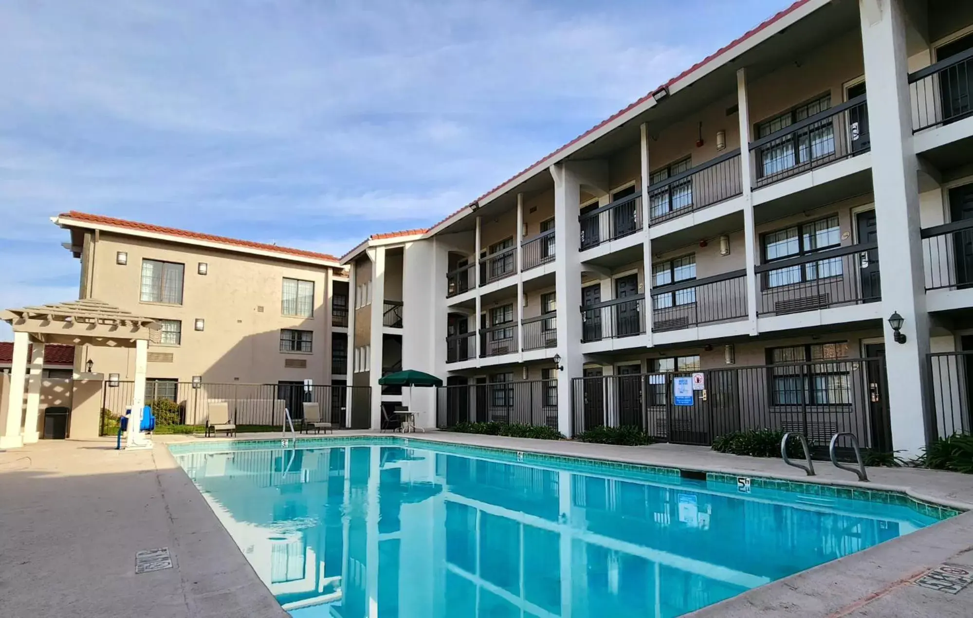 Swimming Pool in La Quinta Inn by Wyndham Fresno Yosemite