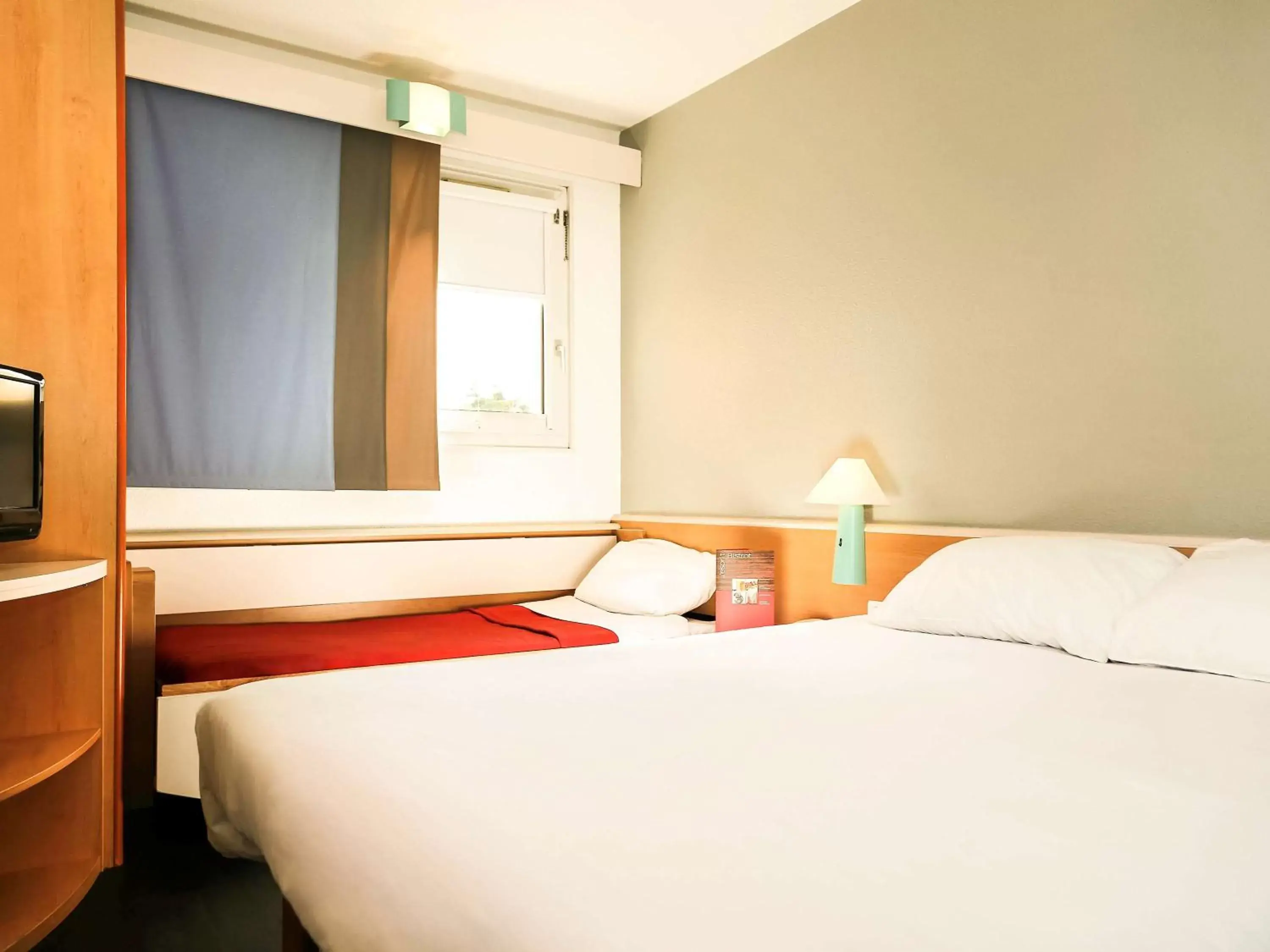 Photo of the whole room, Bed in ibis Orange Centre