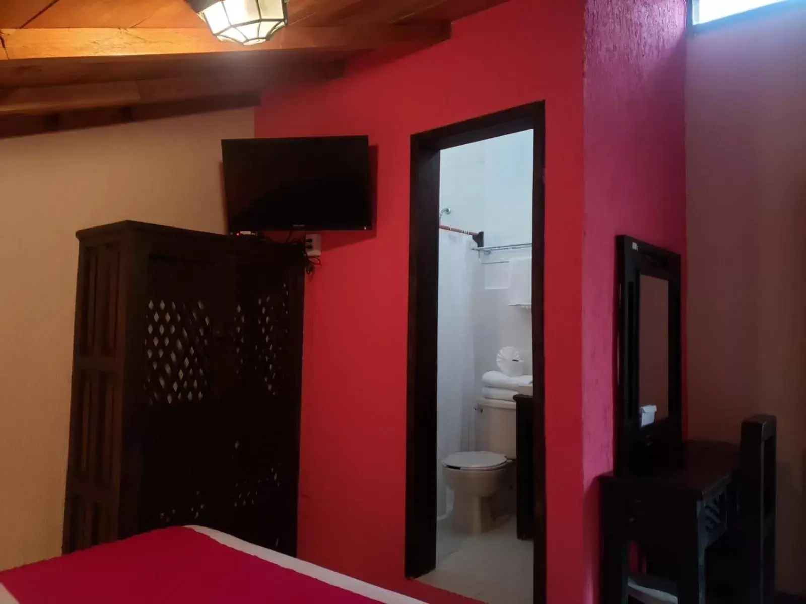 Bathroom, TV/Entertainment Center in Hotel Antigua