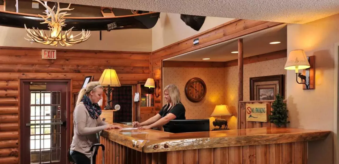 Staff, Lounge/Bar in Boarders Inn & Suites by Cobblestone Hotels in Waukon