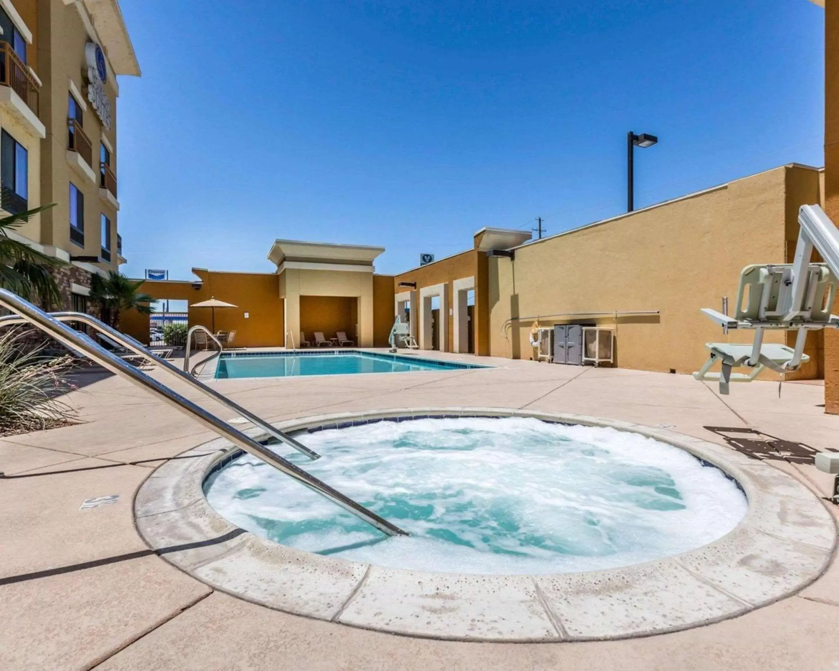 Hot Tub, Swimming Pool in Comfort Suites Blythe