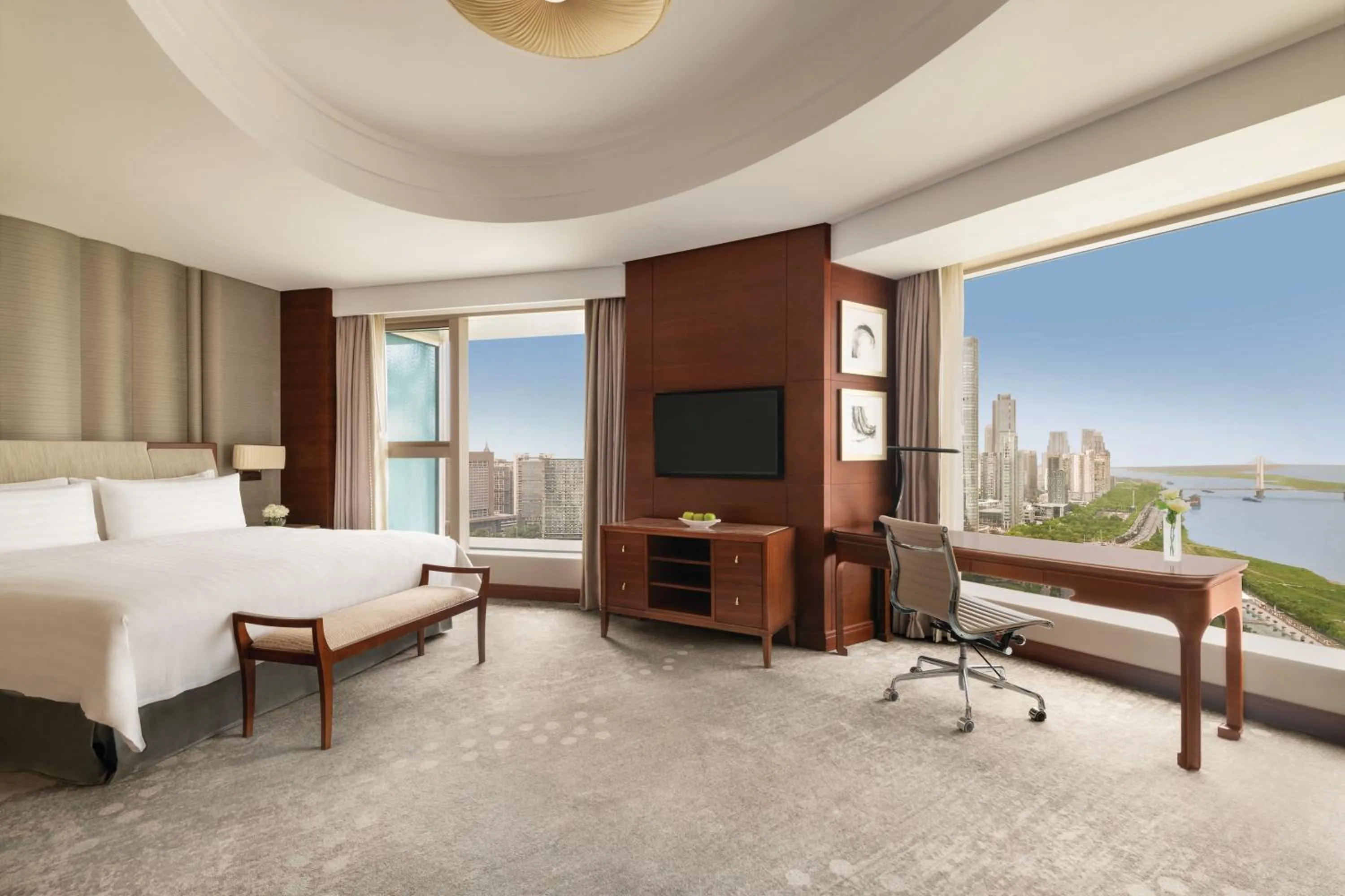 Photo of the whole room, Bed in Shangri-La Nanchang丨All room offer river views Just one stop from the Pavilion of Prince Teng