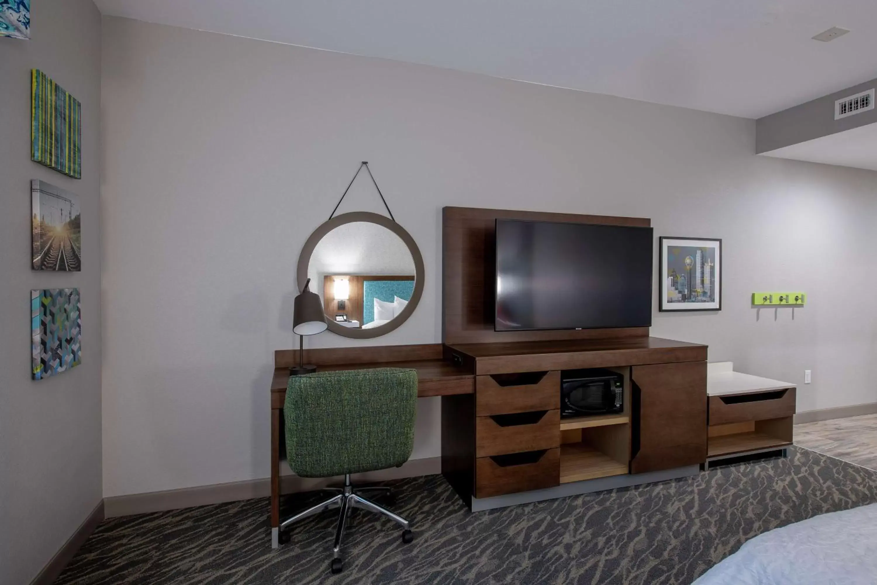 Bedroom, TV/Entertainment Center in Hampton Inn & Suites Duncanville Dallas, Tx