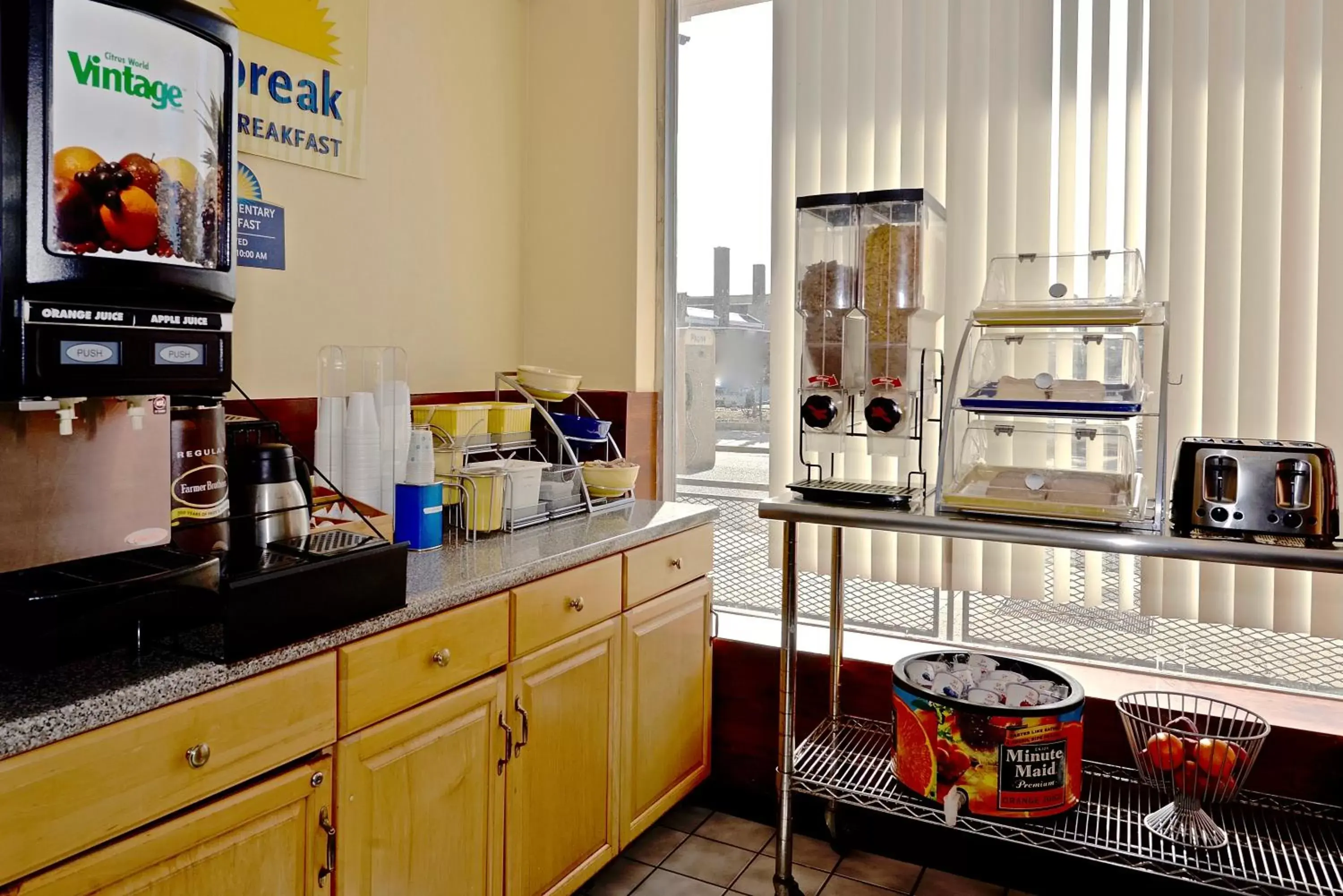 Continental breakfast, Kitchen/Kitchenette in Days Inn by Wyndham Atlantic City Beachblock