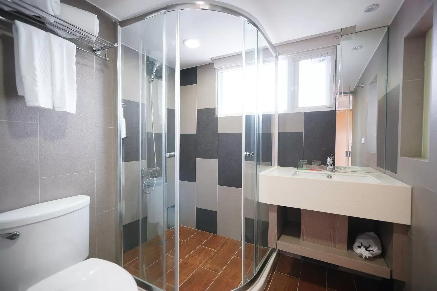 Shower, Bathroom in Papersun Hotel