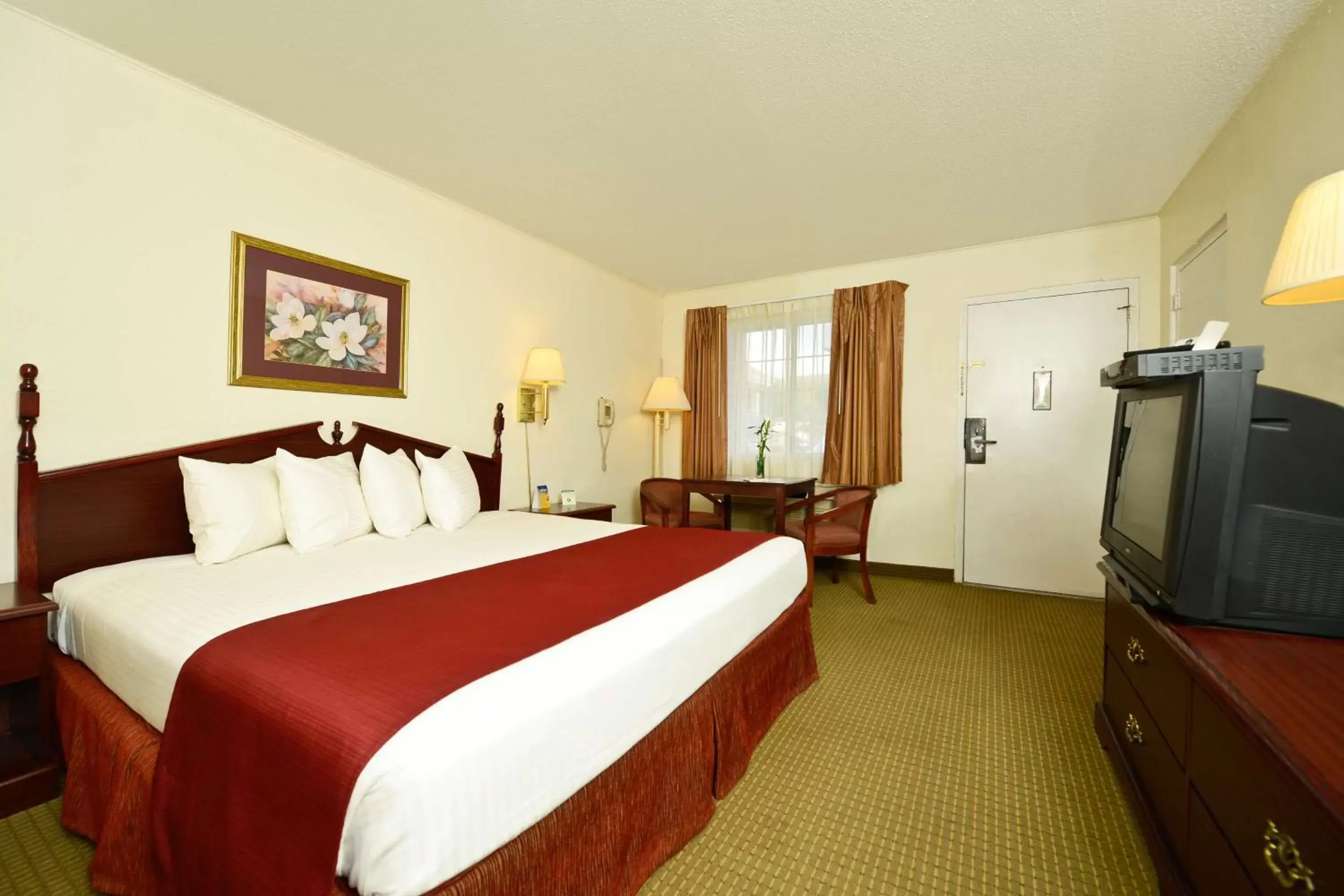 Photo of the whole room, Bed in Village Inn of Hardy