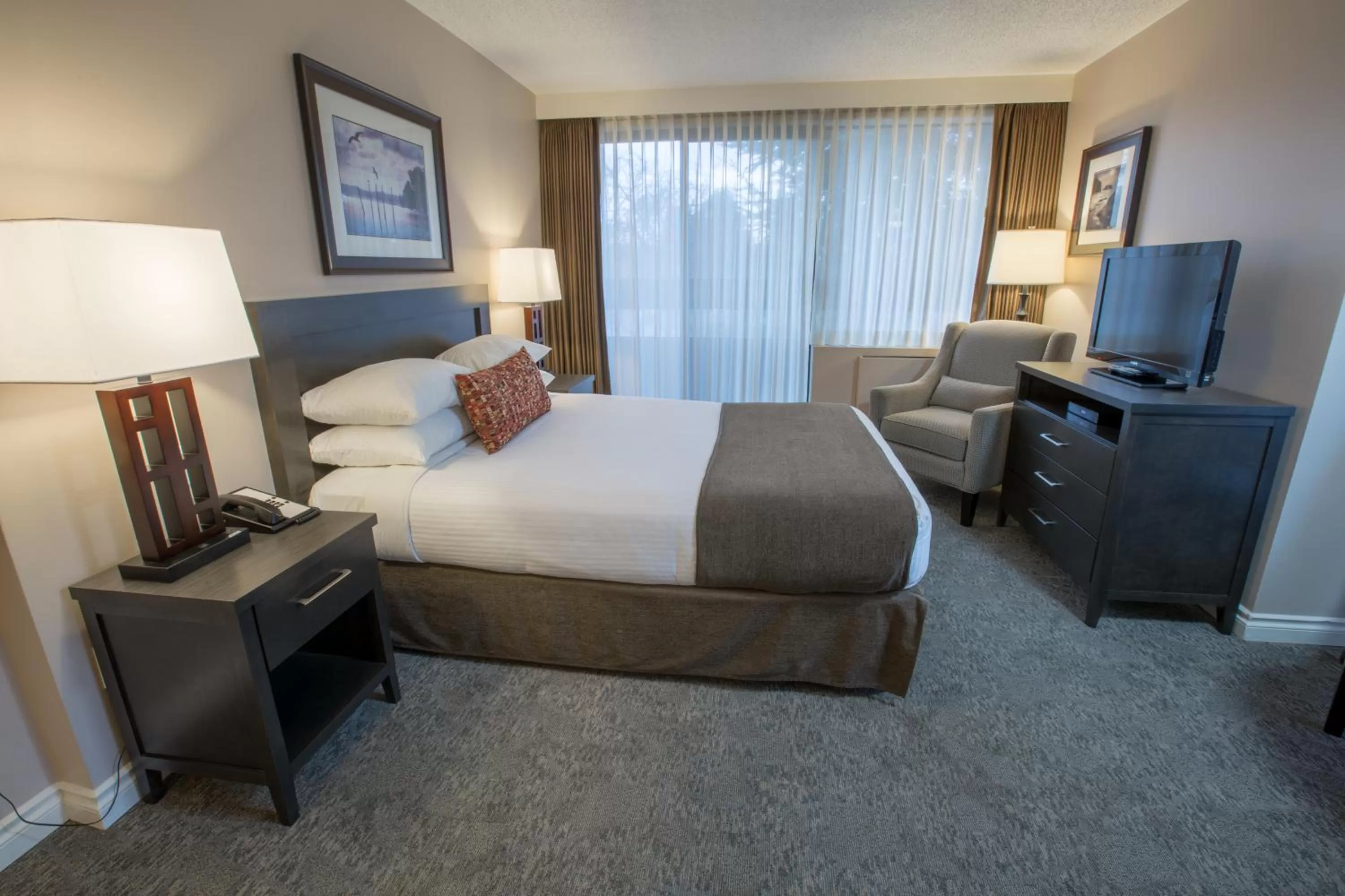 Bedroom, Bed in The Embassy Inn