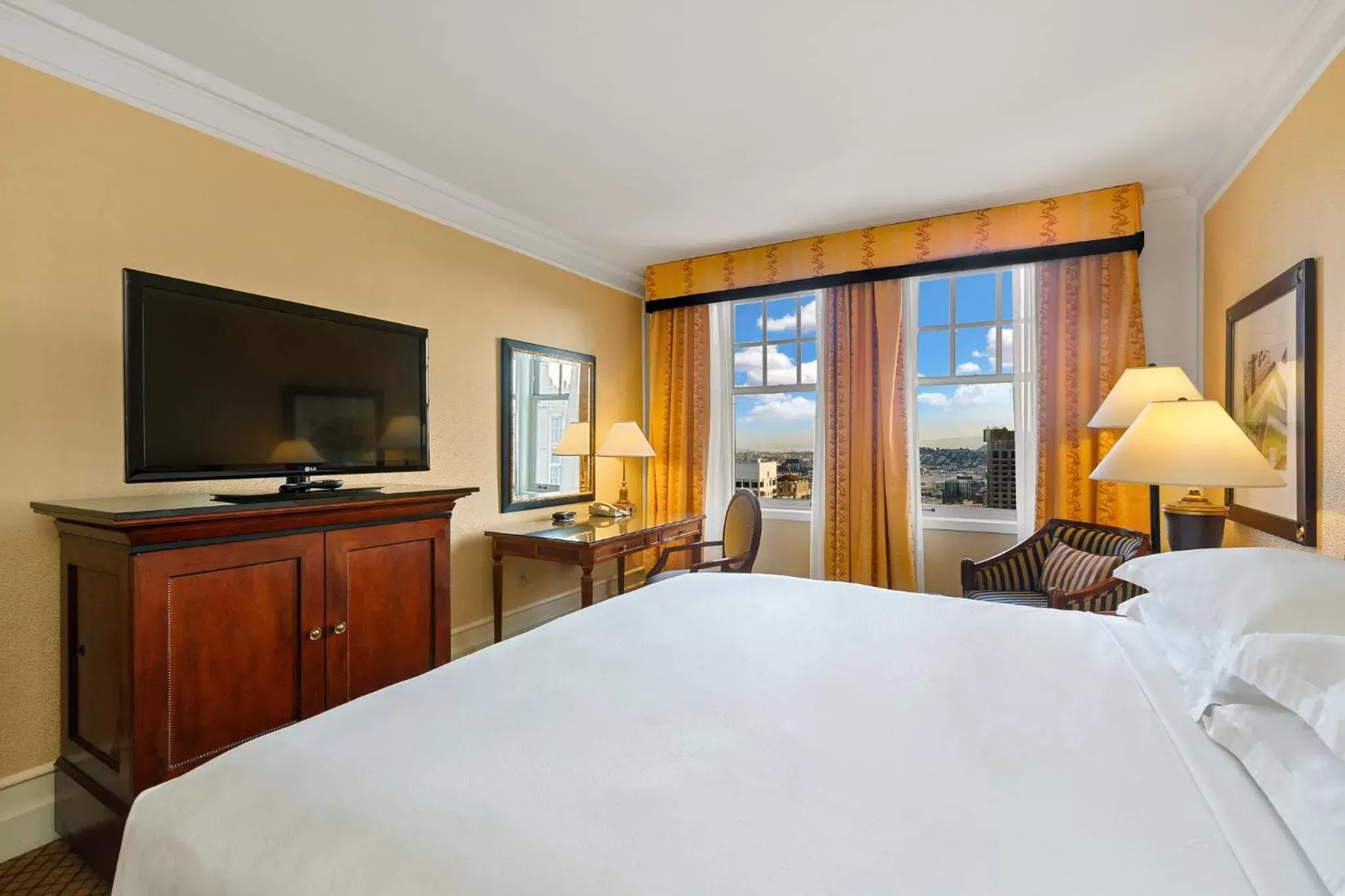 Photo of the whole room, Bed in InterContinental Mark Hopkins San Francisco, an IHG Hotel