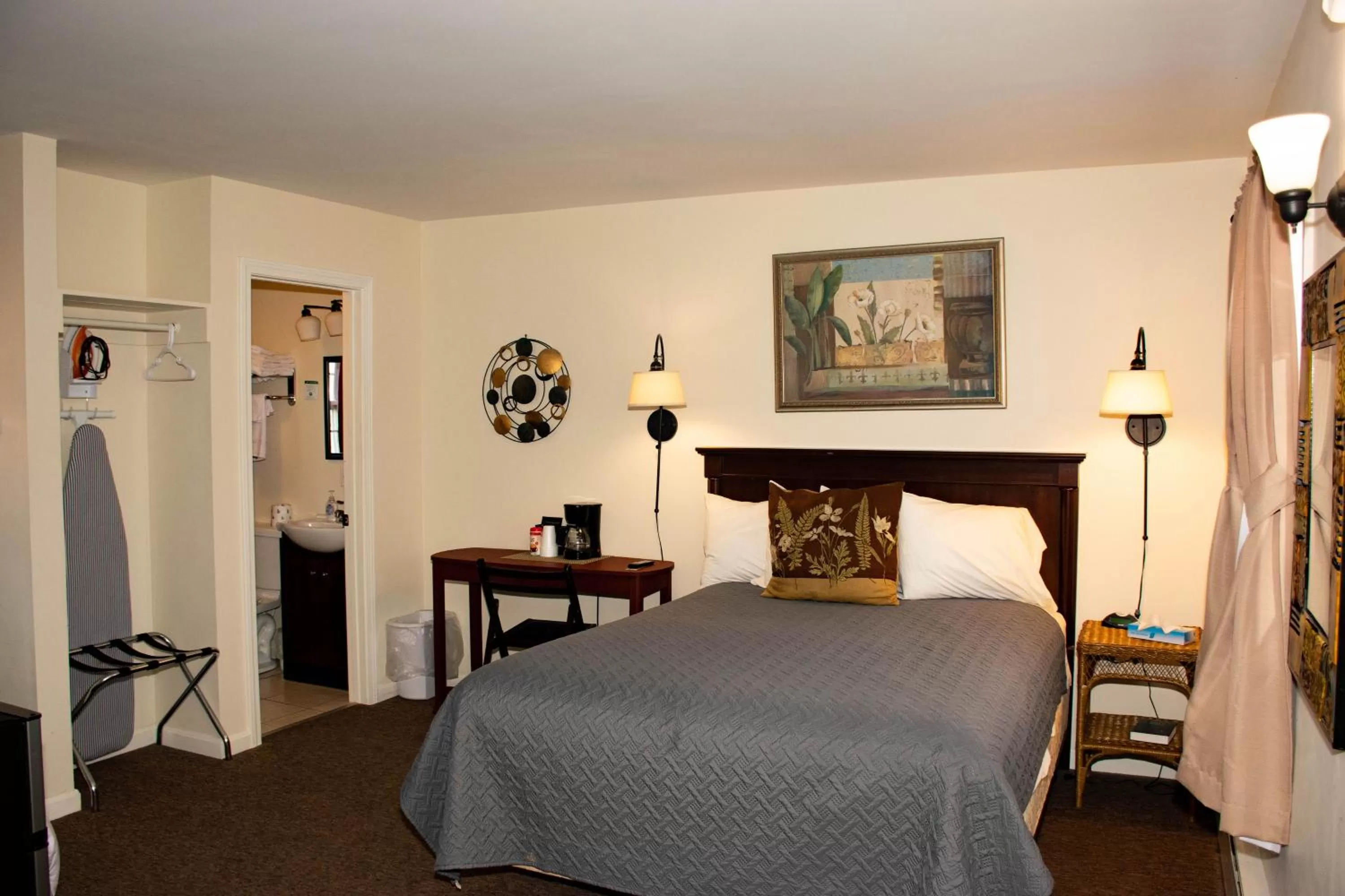 Unit 3 Queen, Full, and Twin Beds in The Whitetail Inn and Suites- Lincoln