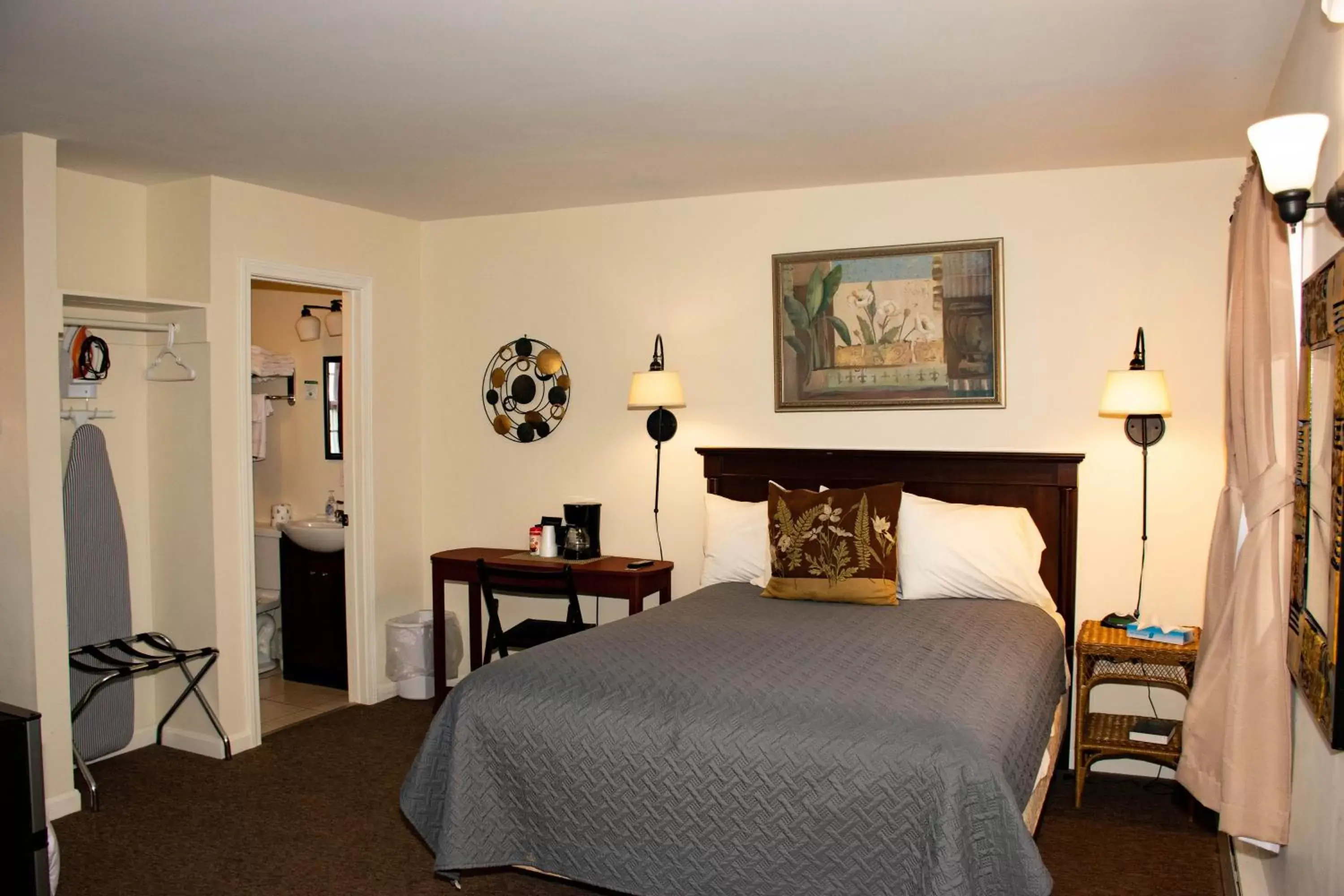 Bed in The Whitetail Inn and Suites- Lincoln