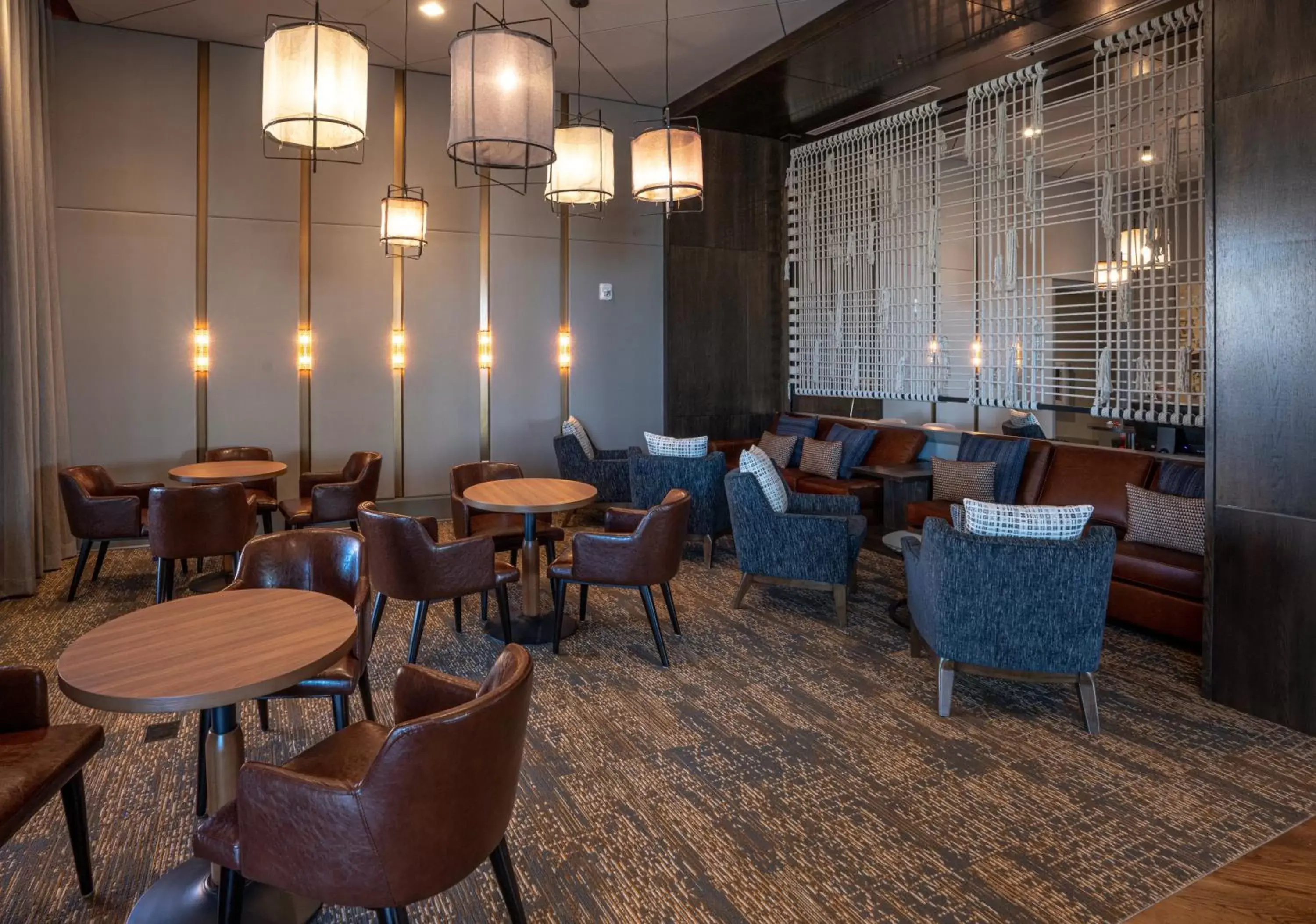 Property building, Lounge/Bar in Hotel Indigo - Columbus at Riverfront Place, an IHG Hotel