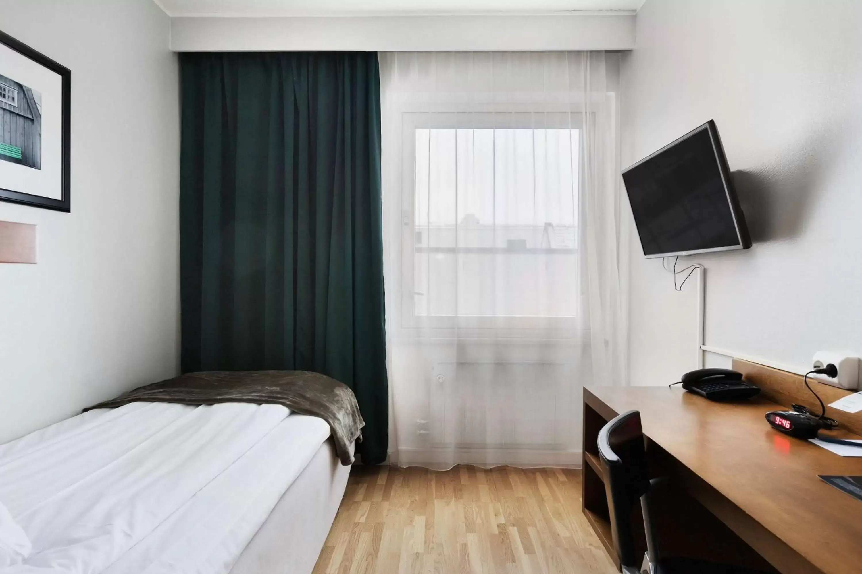 Bedroom, TV/Entertainment Center in Best Western Plaza Hotel