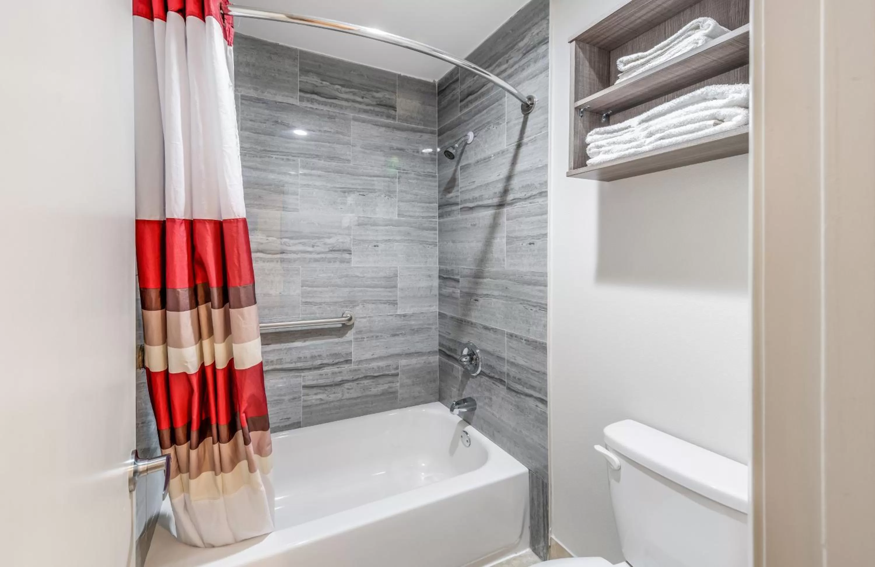 Bathroom in Red Roof Inn Lewisville