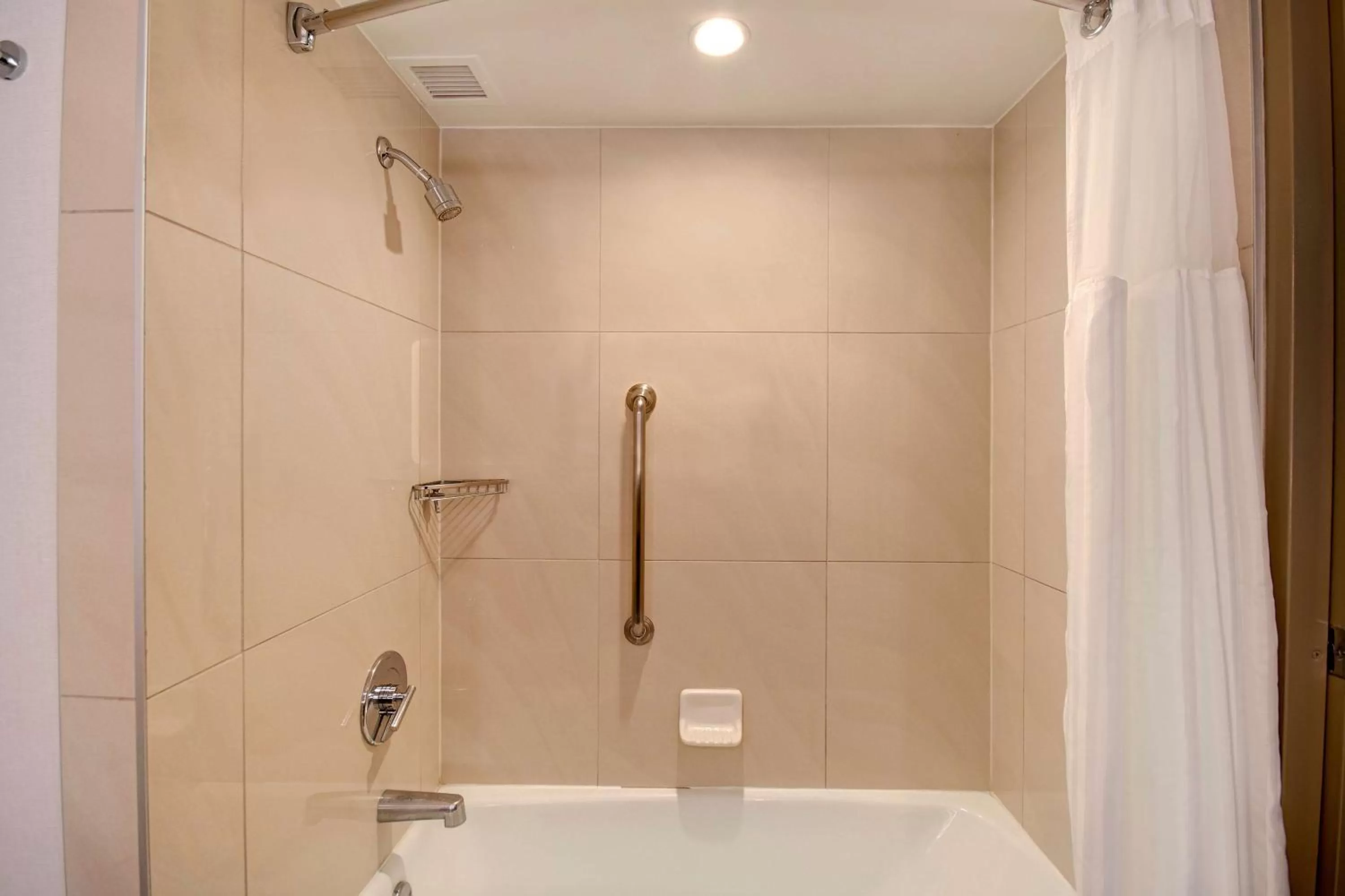Shower in DoubleTree by Hilton LAX - El Segundo