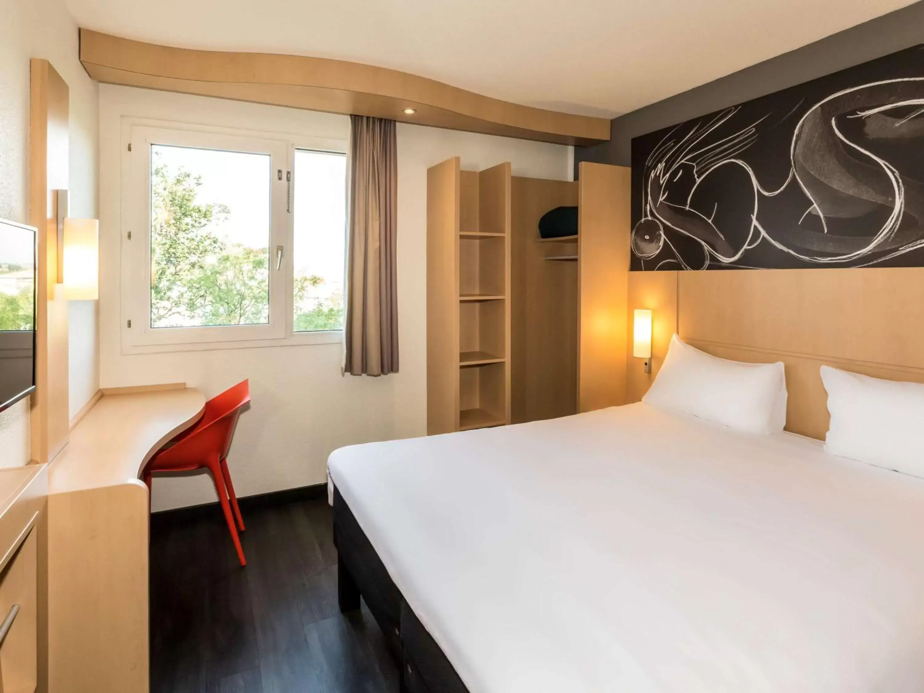 Photo of the whole room, Bed in ibis Beziers Est Mediterranee A9/A75