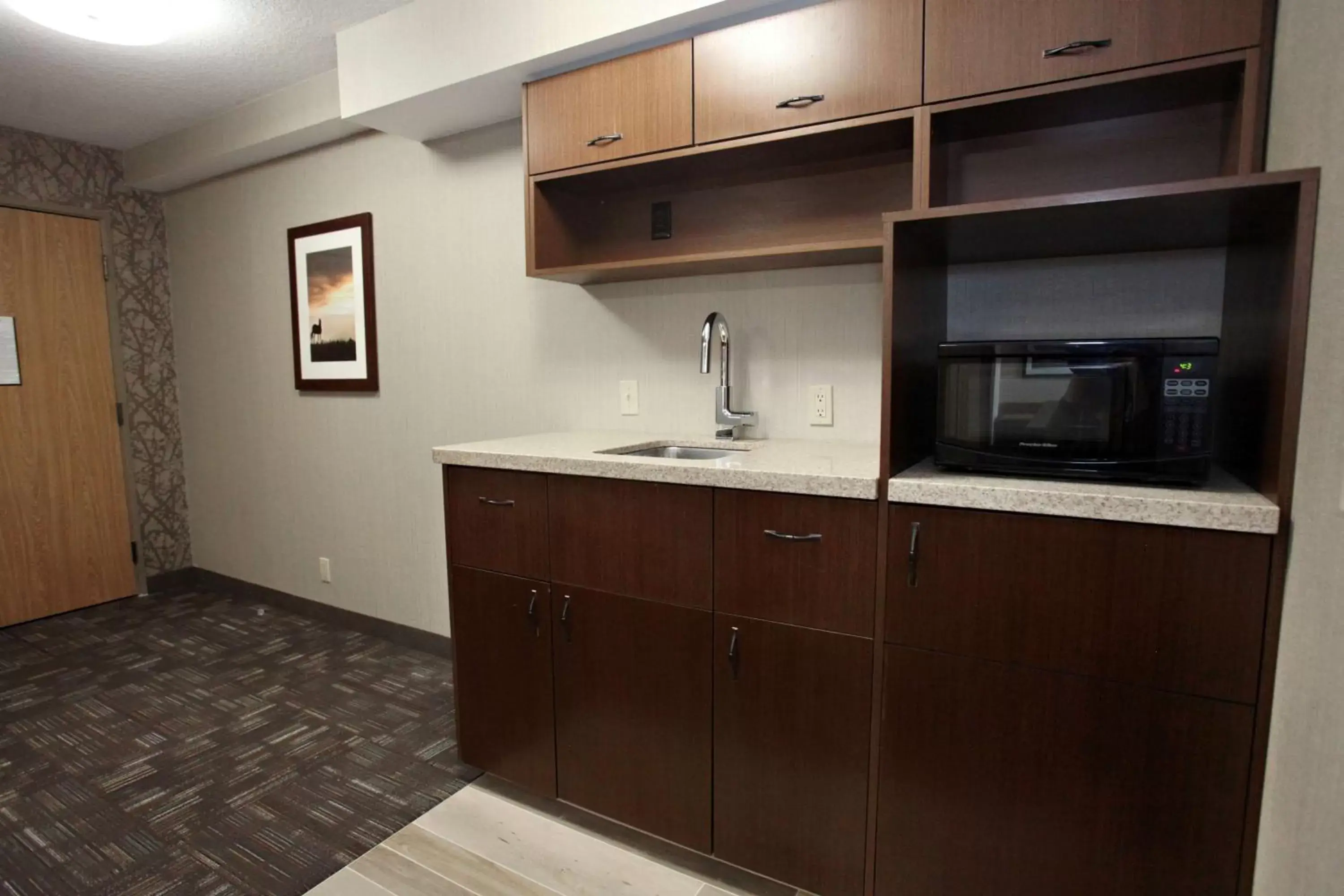 Photo of the whole room, Kitchen/Kitchenette in Best Western Plus CottonTree Inn