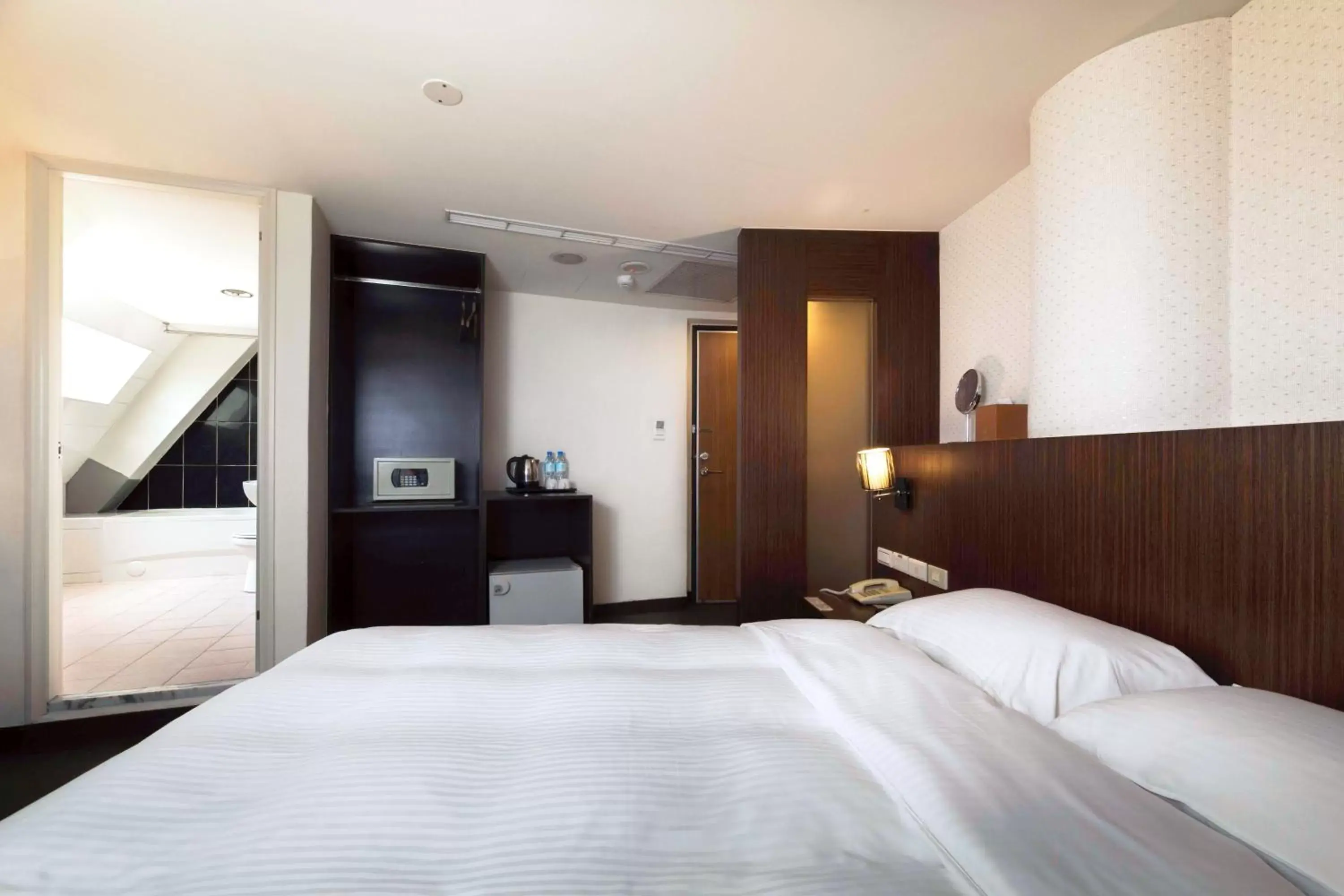 Photo of the whole room, Bed in New World Hotel