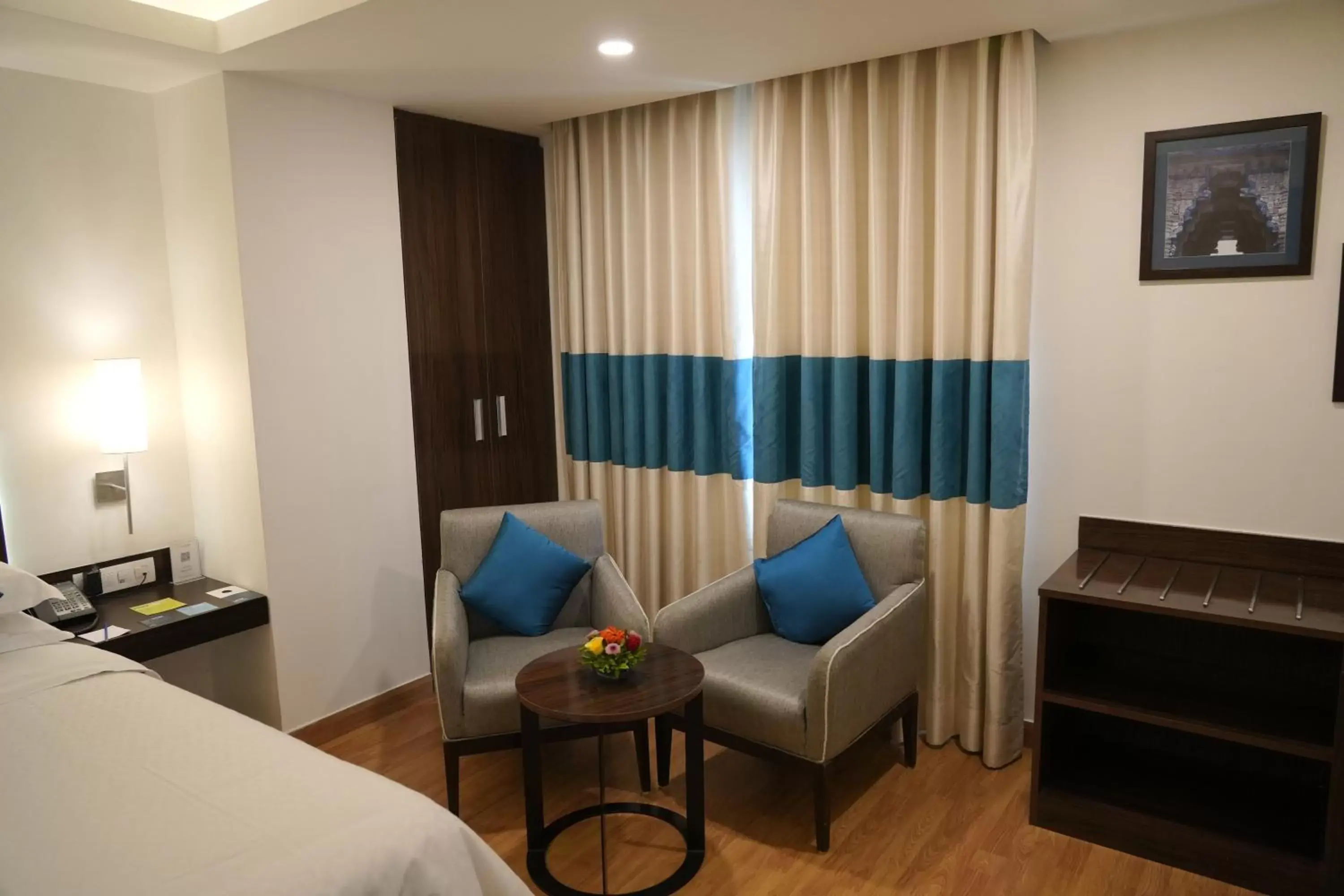 Bed, Seating Area in Four Points by Sheraton Vadodara