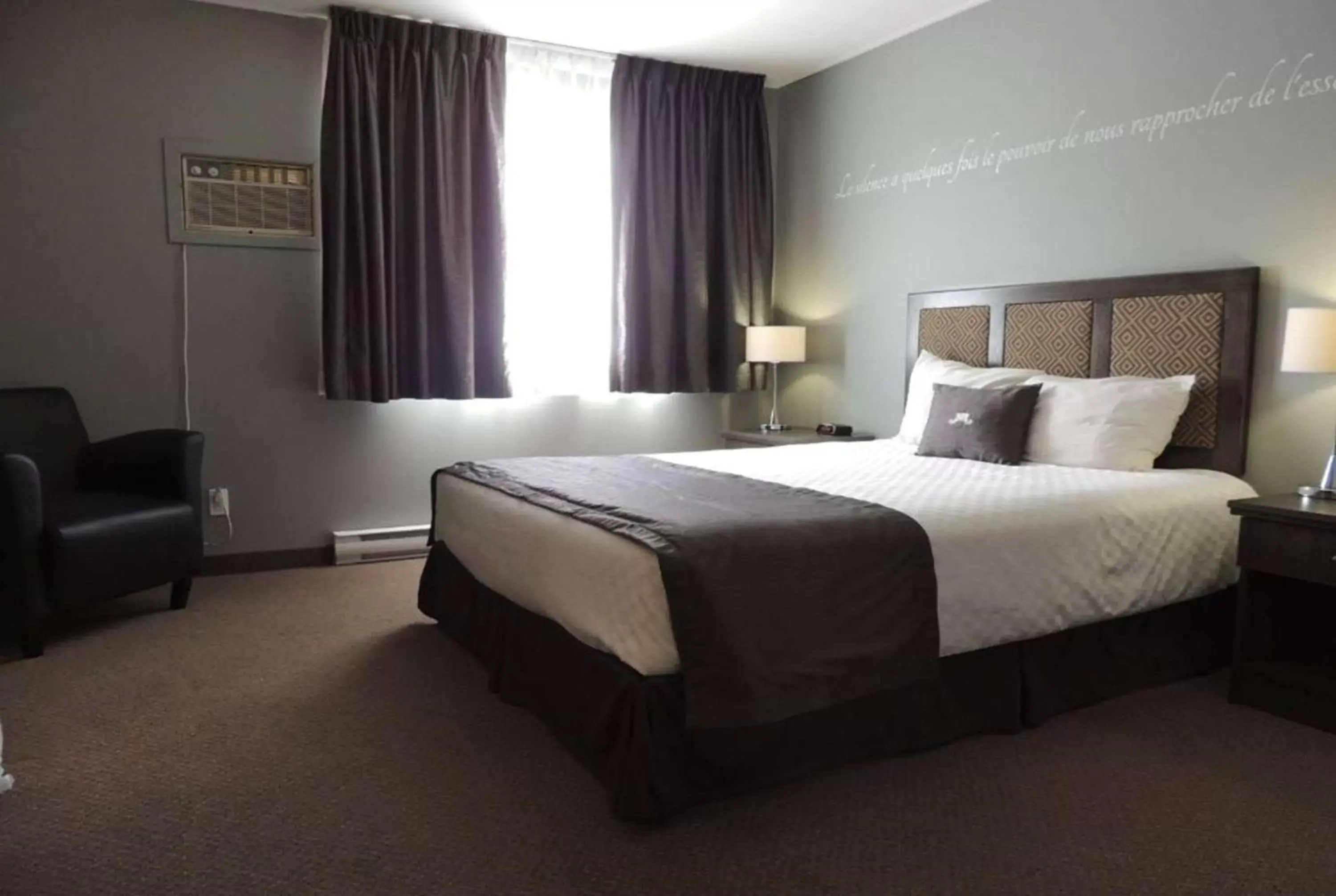 Photo of the whole room, Bed in Travelodge by Wyndham Roberval